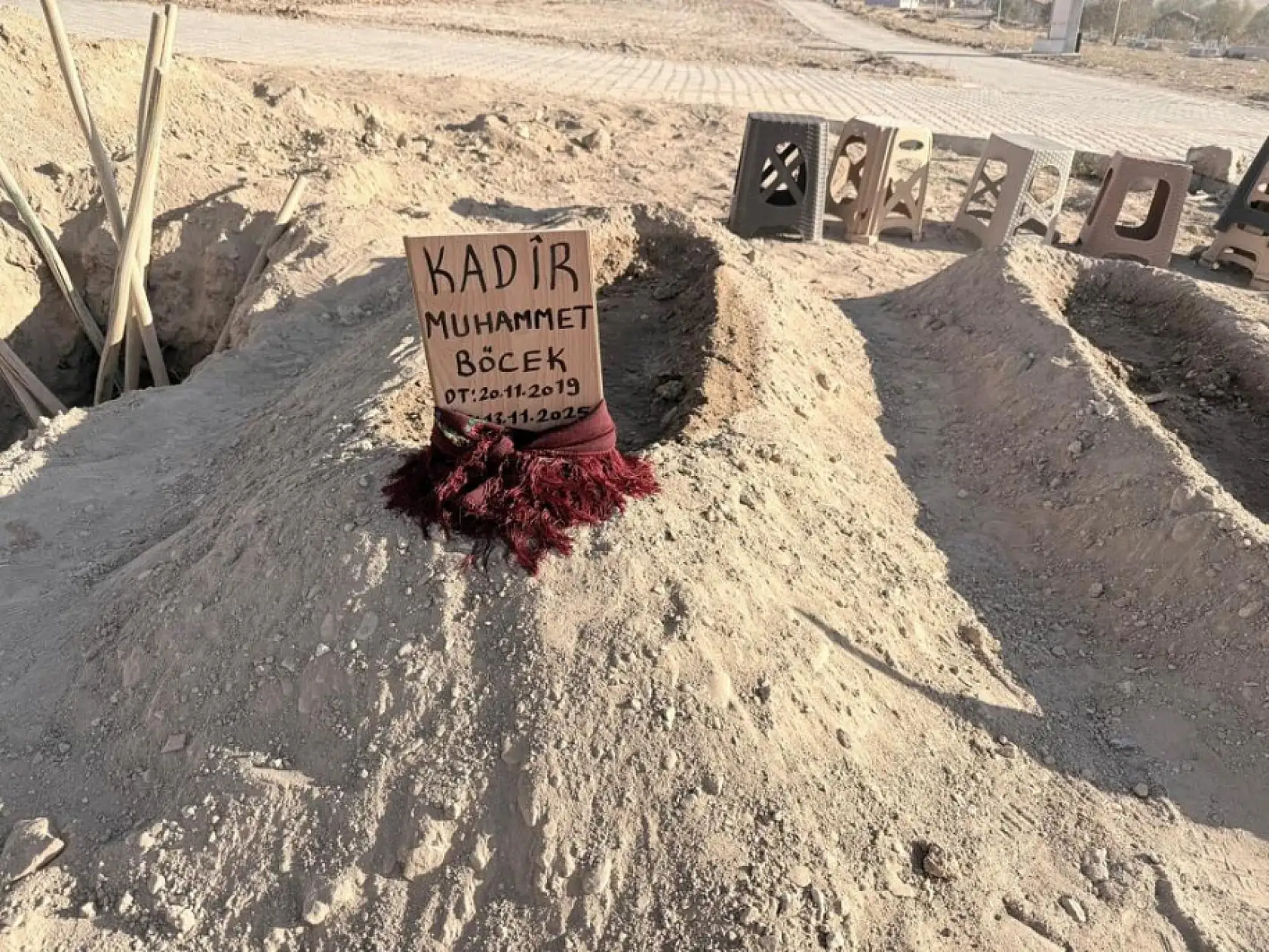 Zehirlenerek ölen anne ve 2 çocuğunun yan yana defnedildiği mezarlar görenlerin içini sızlattı