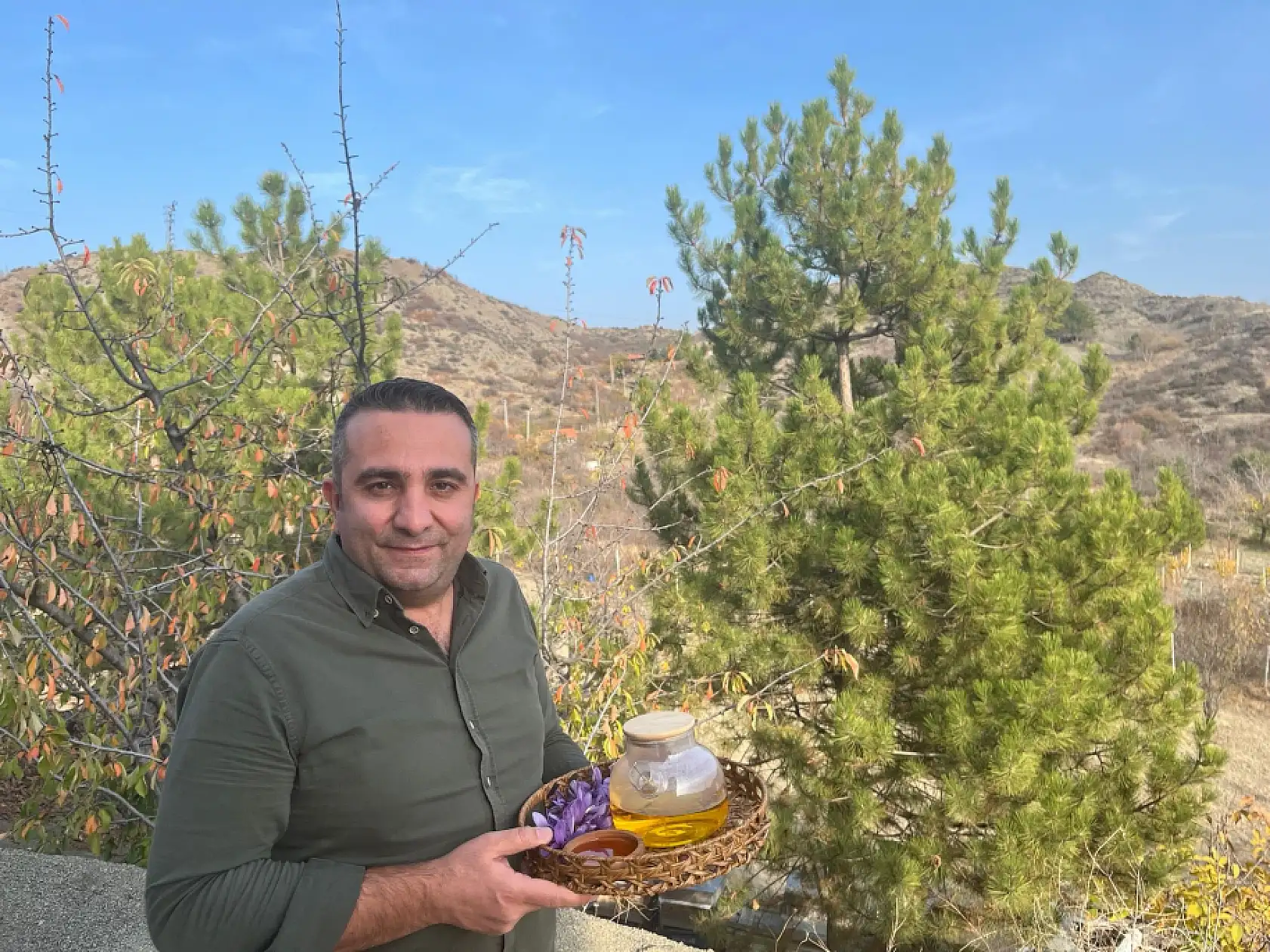 Denemek için ekti, 250 metrekarelik tarlasında dünyanın en pahalı baharatını yetiştirdi