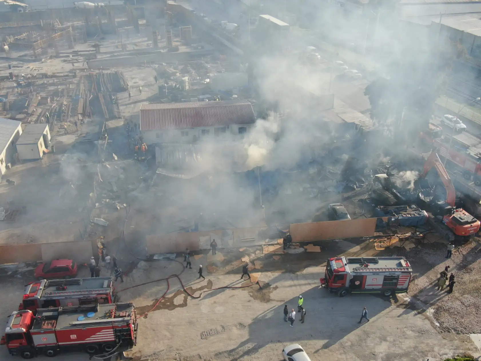 Yangında 5 konteyner ve 2 araç kül oldu