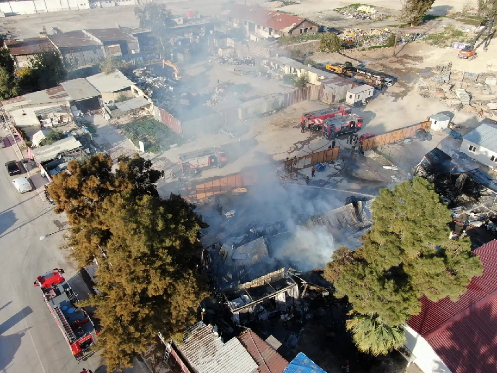 Yangında 5 konteyner ve 2 araç kül oldu