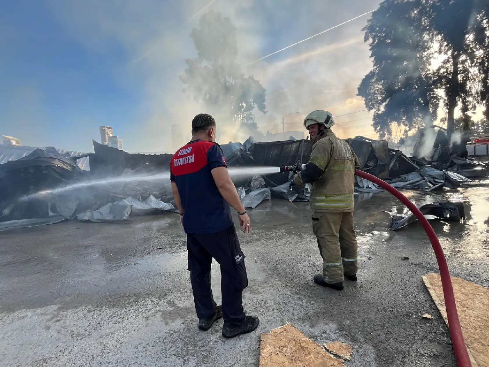 Yangında 5 konteyner ve 2 araç kül oldu