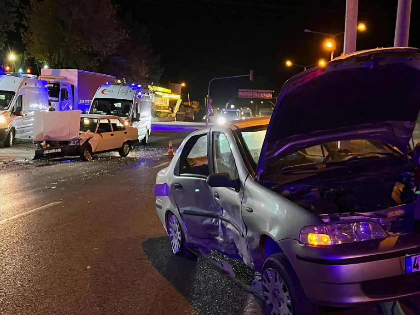 Işıklarda Korkunç Çarpışma! Yatağan'da İki Sürücü Yaralandı