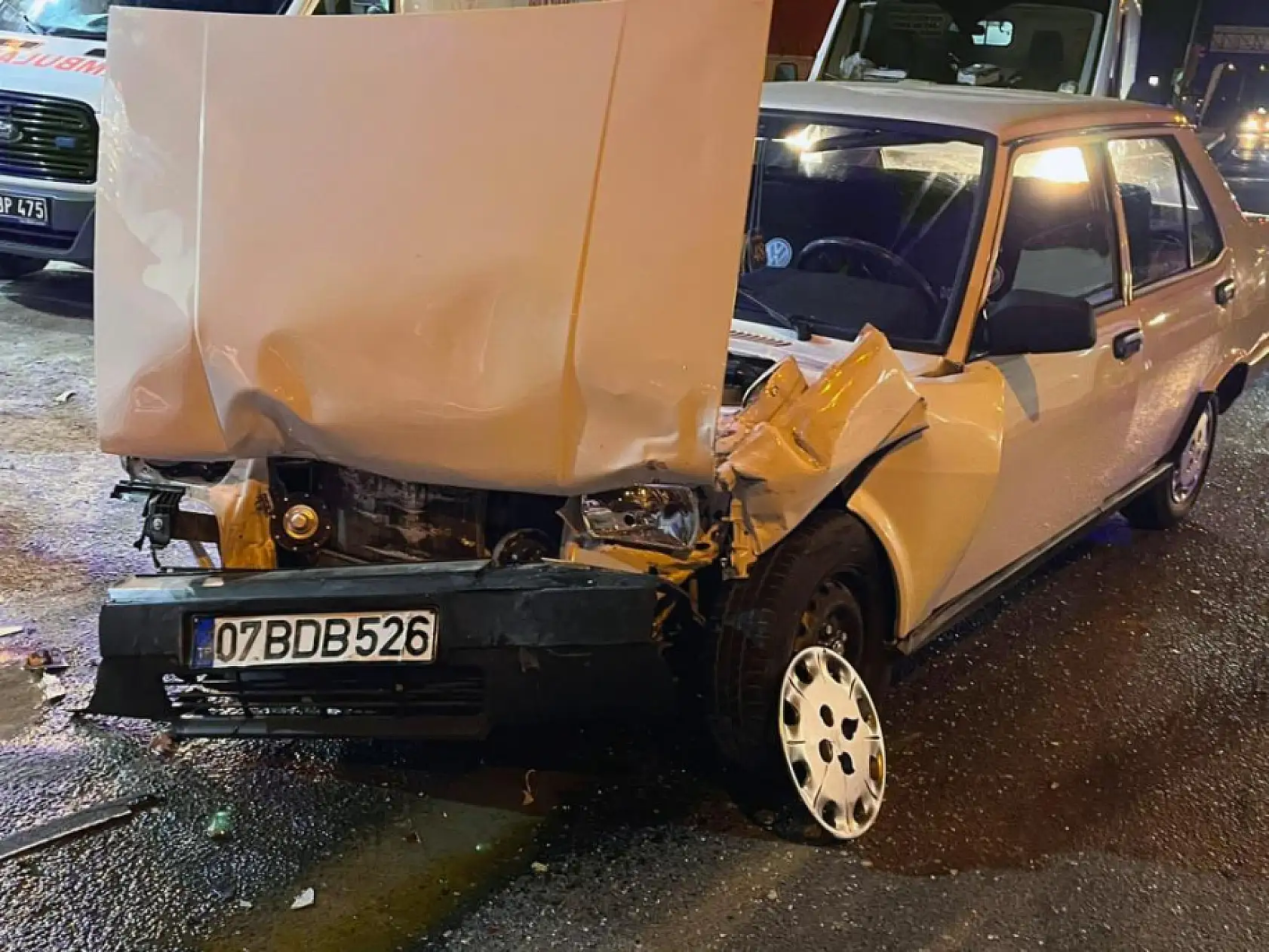 Işıklarda Korkunç Çarpışma! Yatağan'da İki Sürücü Yaralandı