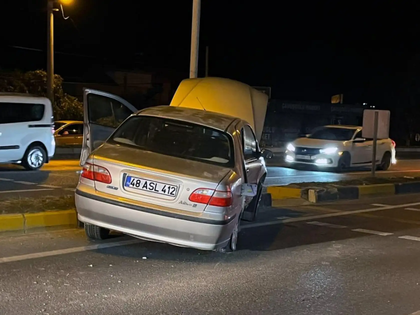 Işıklarda Korkunç Çarpışma! Yatağan'da İki Sürücü Yaralandı