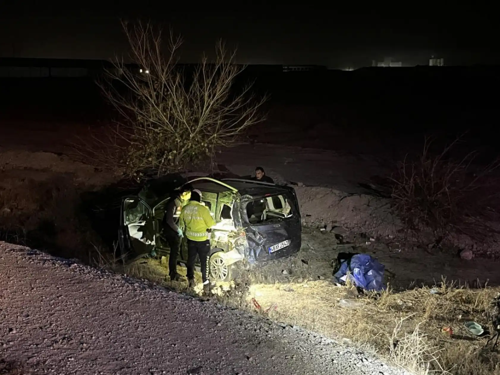 Hafif Ticari Araç Şarampole Devrildi: 1 Ölü, 3 Yaralı