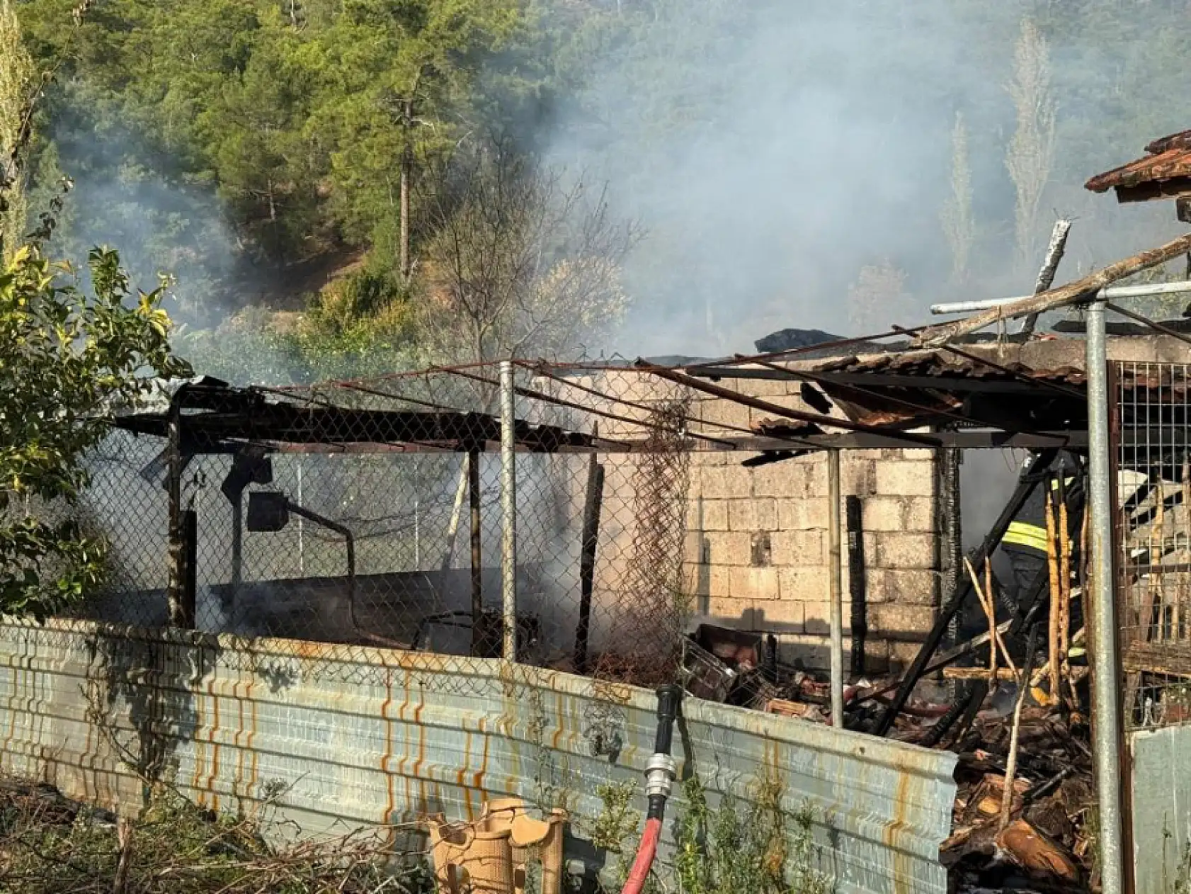 Ortaca'da ev ve ahır yangını