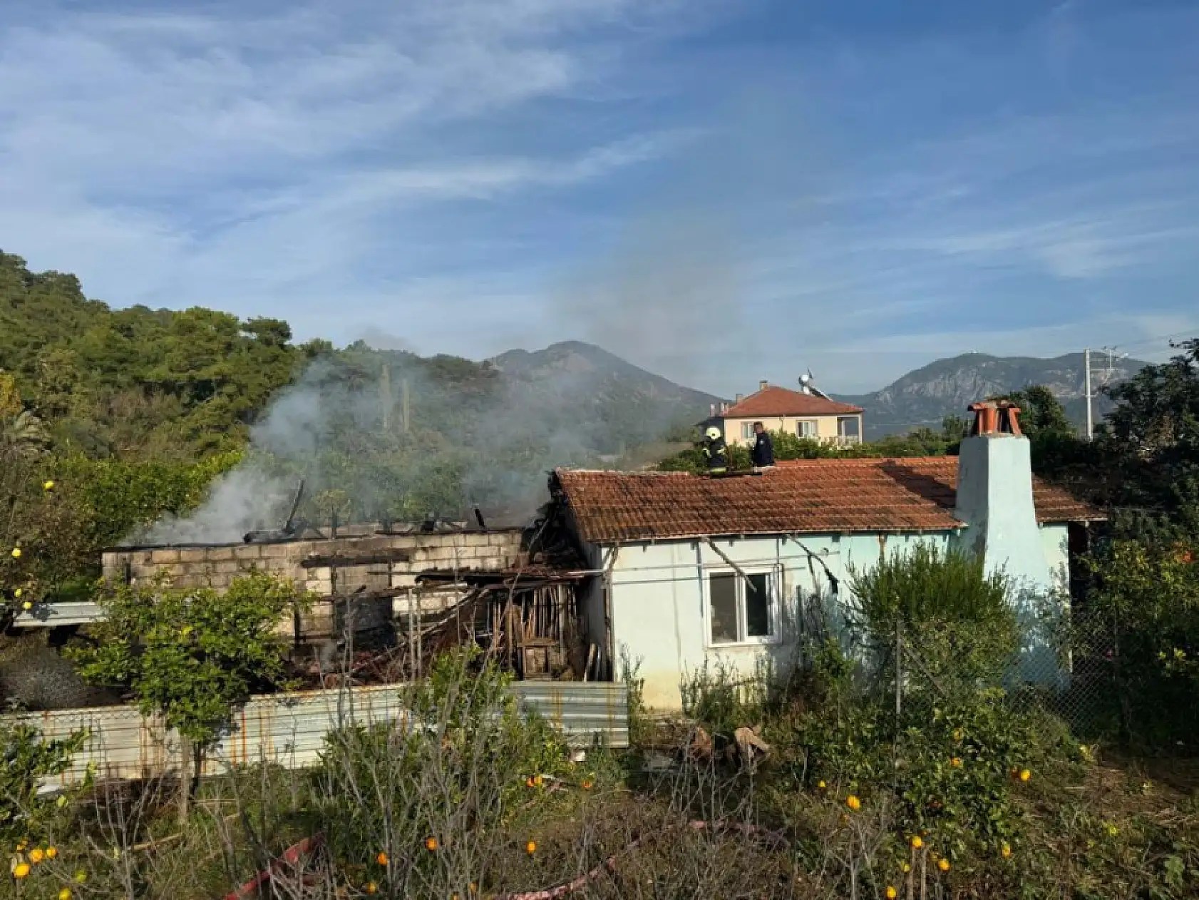 Ortaca'da ev ve ahır yangını