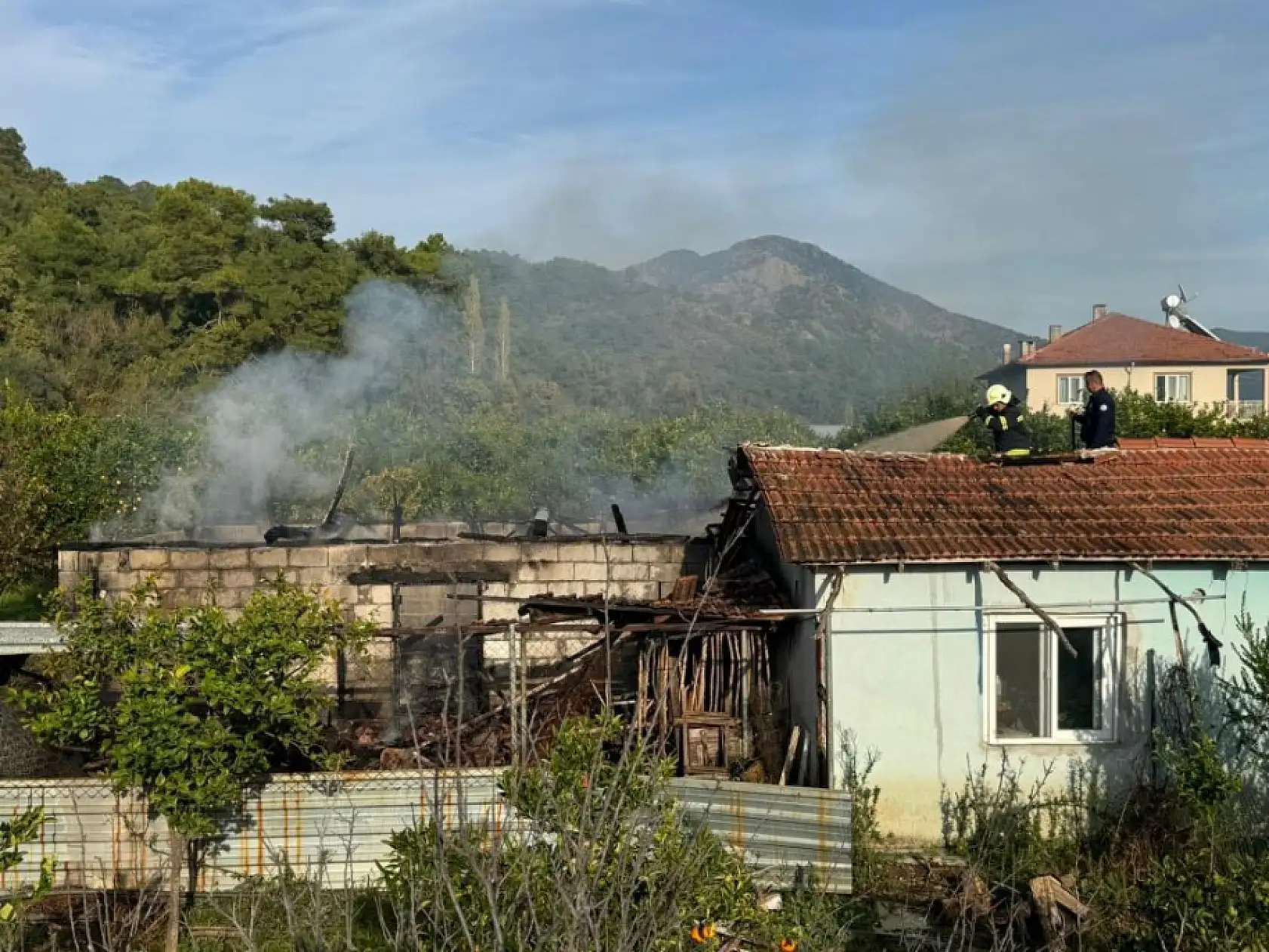 Ortaca'da ev ve ahır yangını