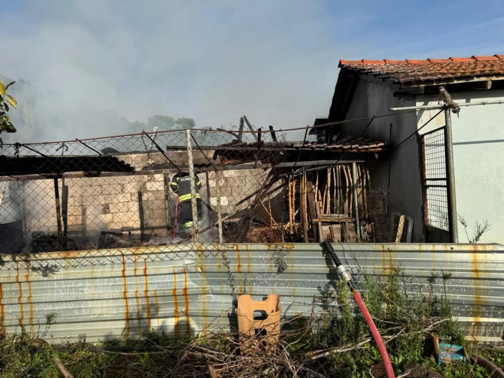 Ortaca'da ev ve ahır yangını