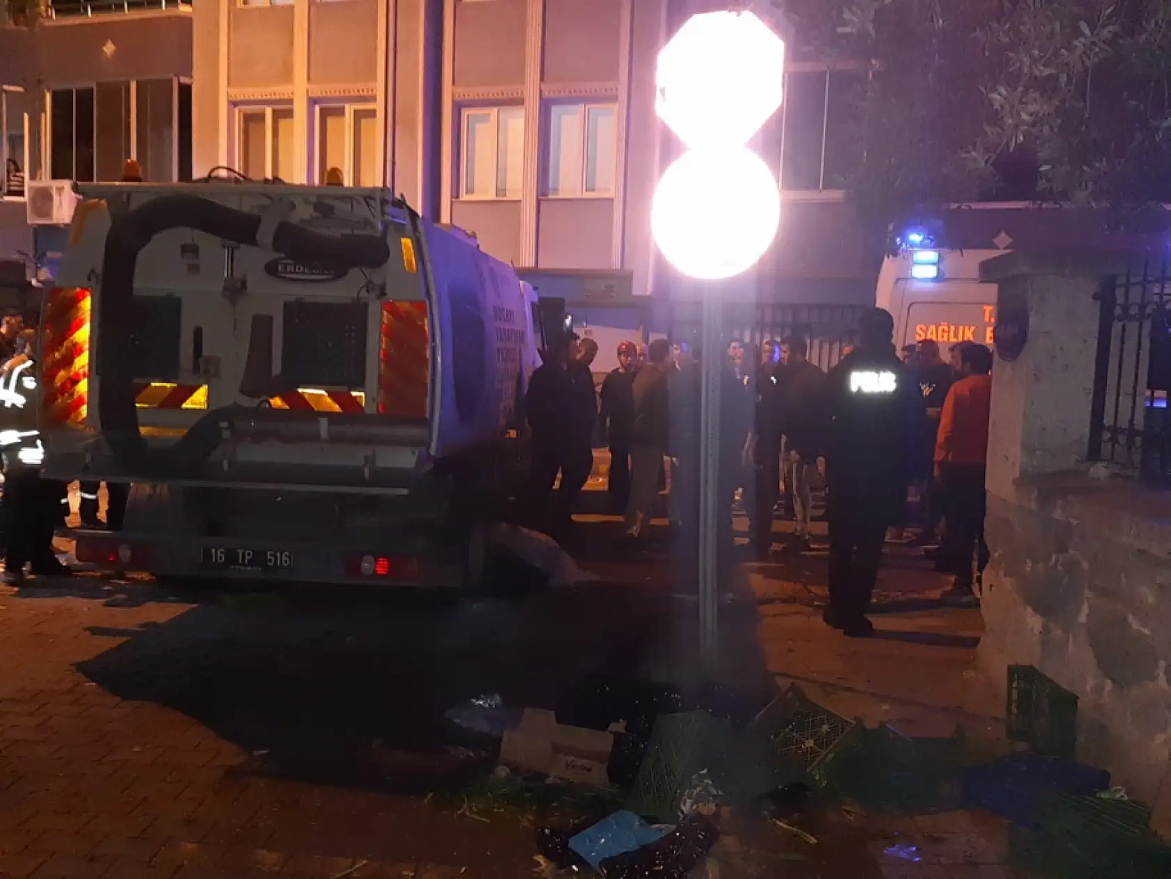 çöp kamyonu geri gelirken yaşlı adamı ezdi