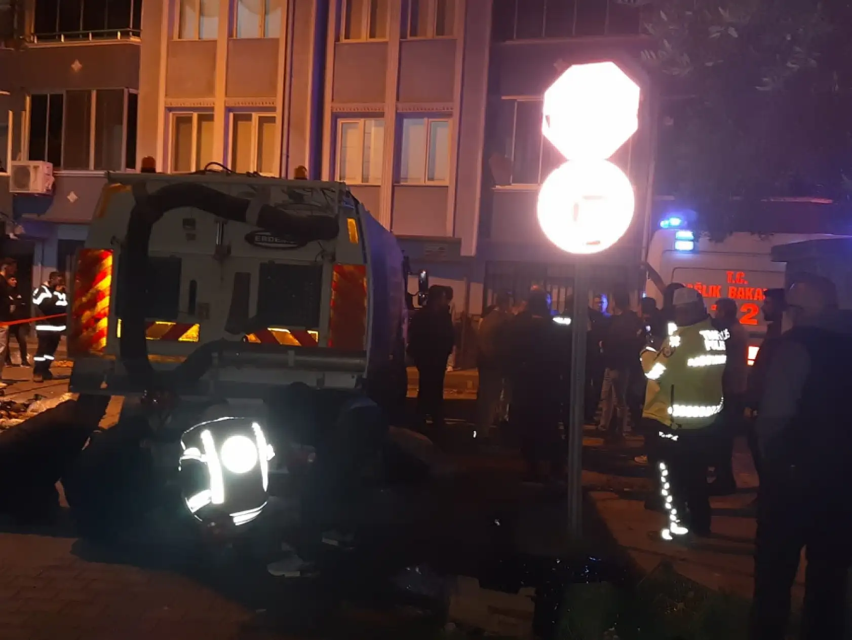 çöp kamyonu geri gelirken yaşlı adamı ezdi