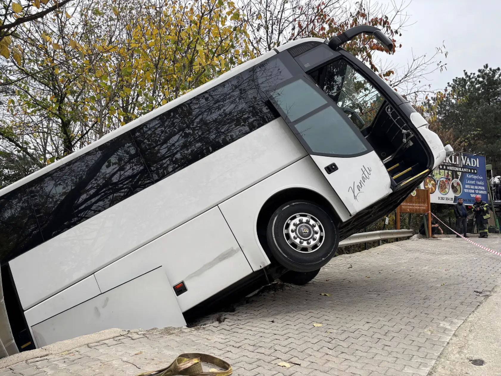 Facianın eşiğinden dönüldü: Tur otobüsü şarampole düştü