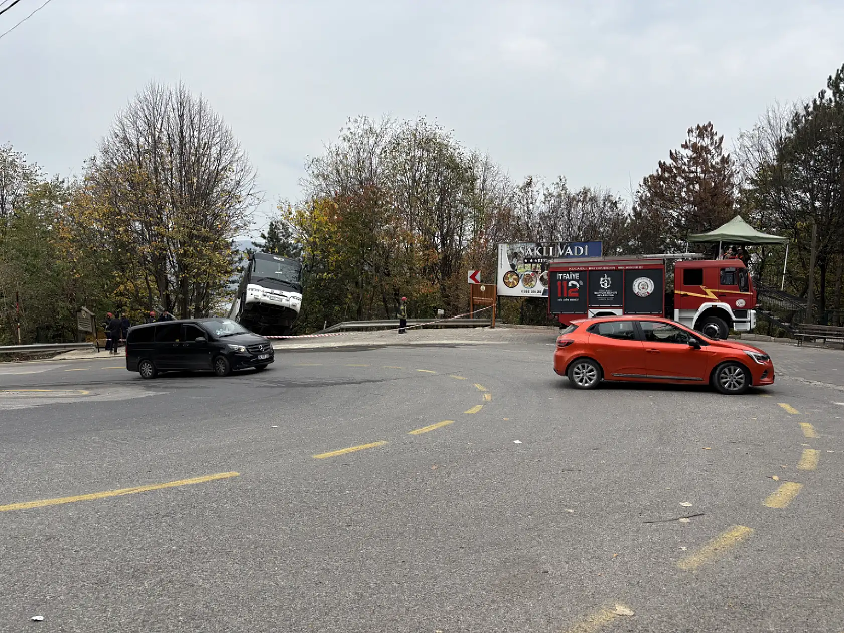 Facianın eşiğinden dönüldü: Tur otobüsü şarampole düştü