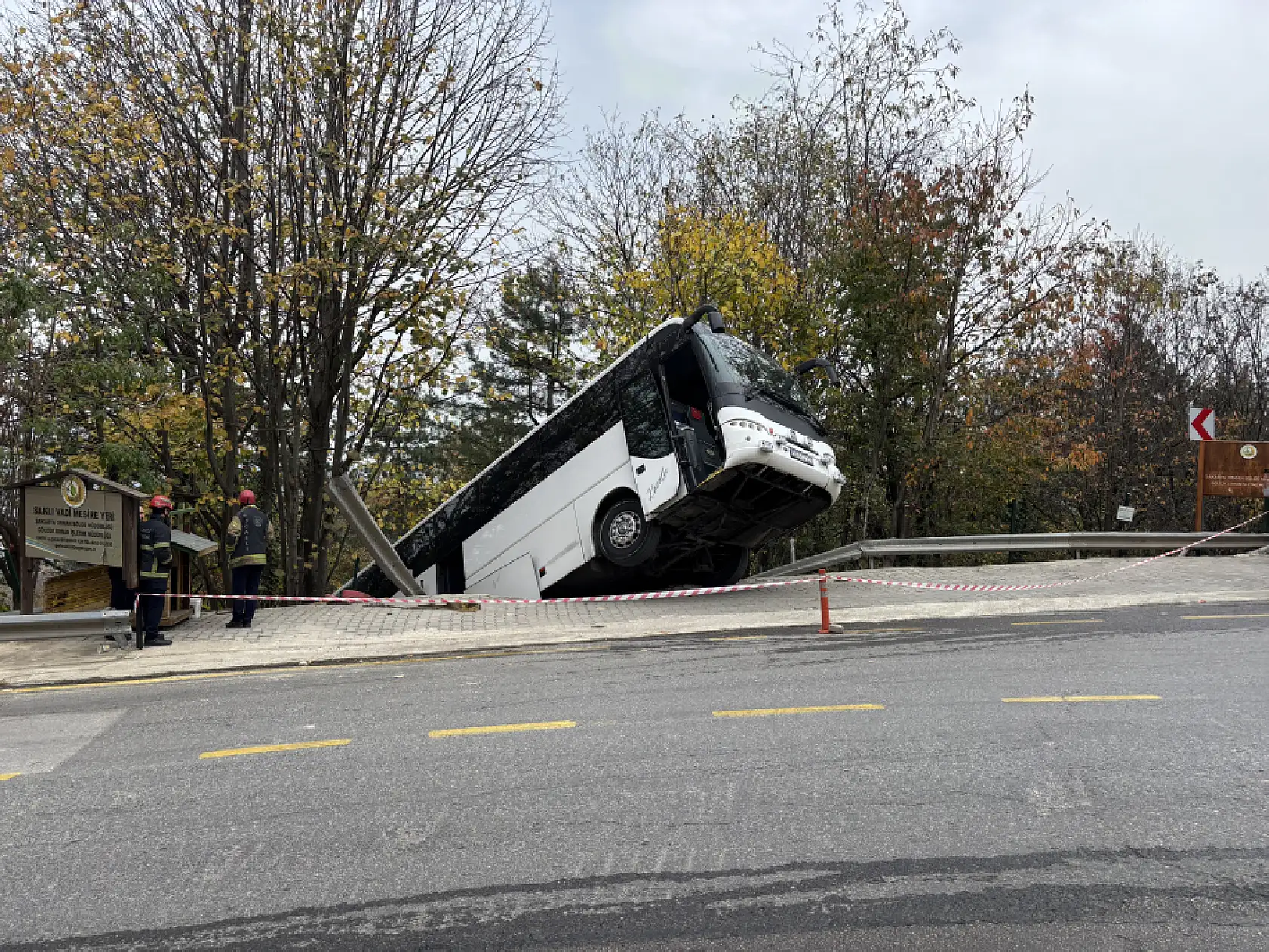 Facianın eşiğinden dönüldü: Tur otobüsü şarampole düştü