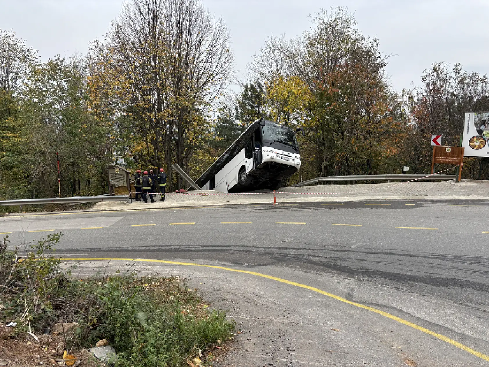 Facianın eşiğinden dönüldü: Tur otobüsü şarampole düştü