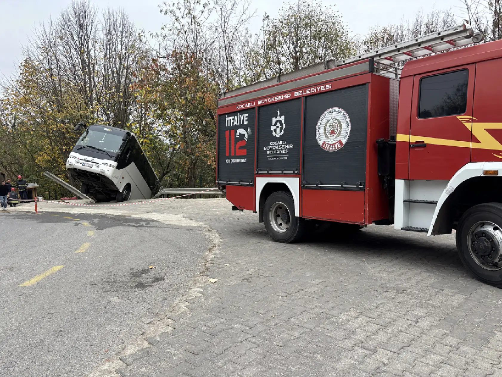 Facianın eşiğinden dönüldü: Tur otobüsü şarampole düştü