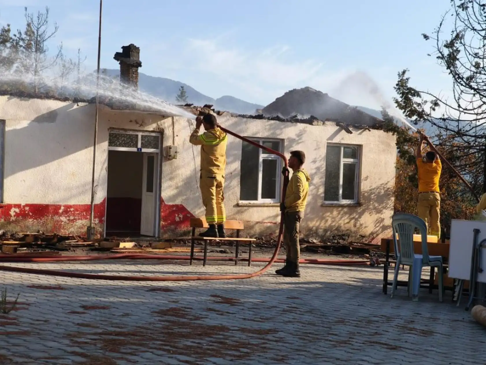 Ormanlık alanda çıkan yangında eski okulun çatısı yandı