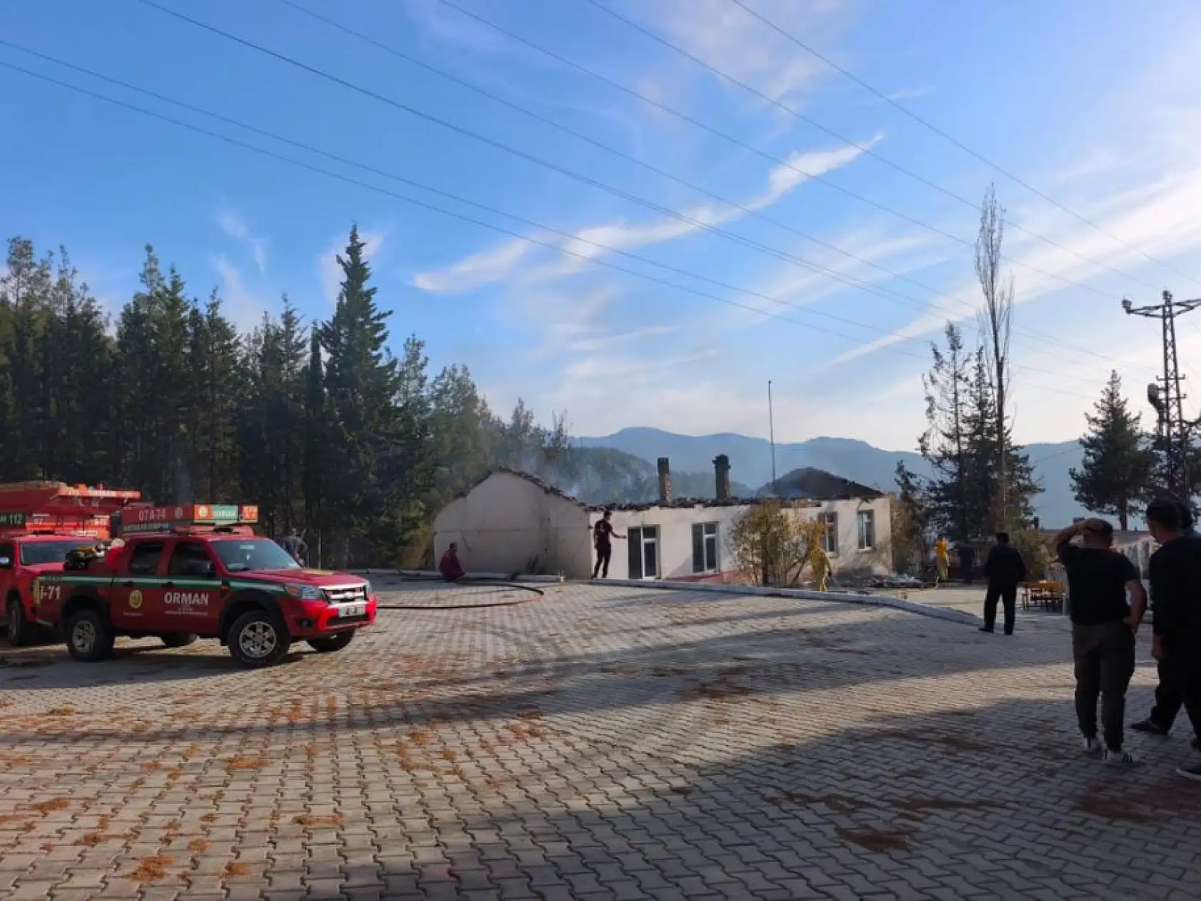 Ormanlık alanda çıkan yangında eski okulun çatısı yandı