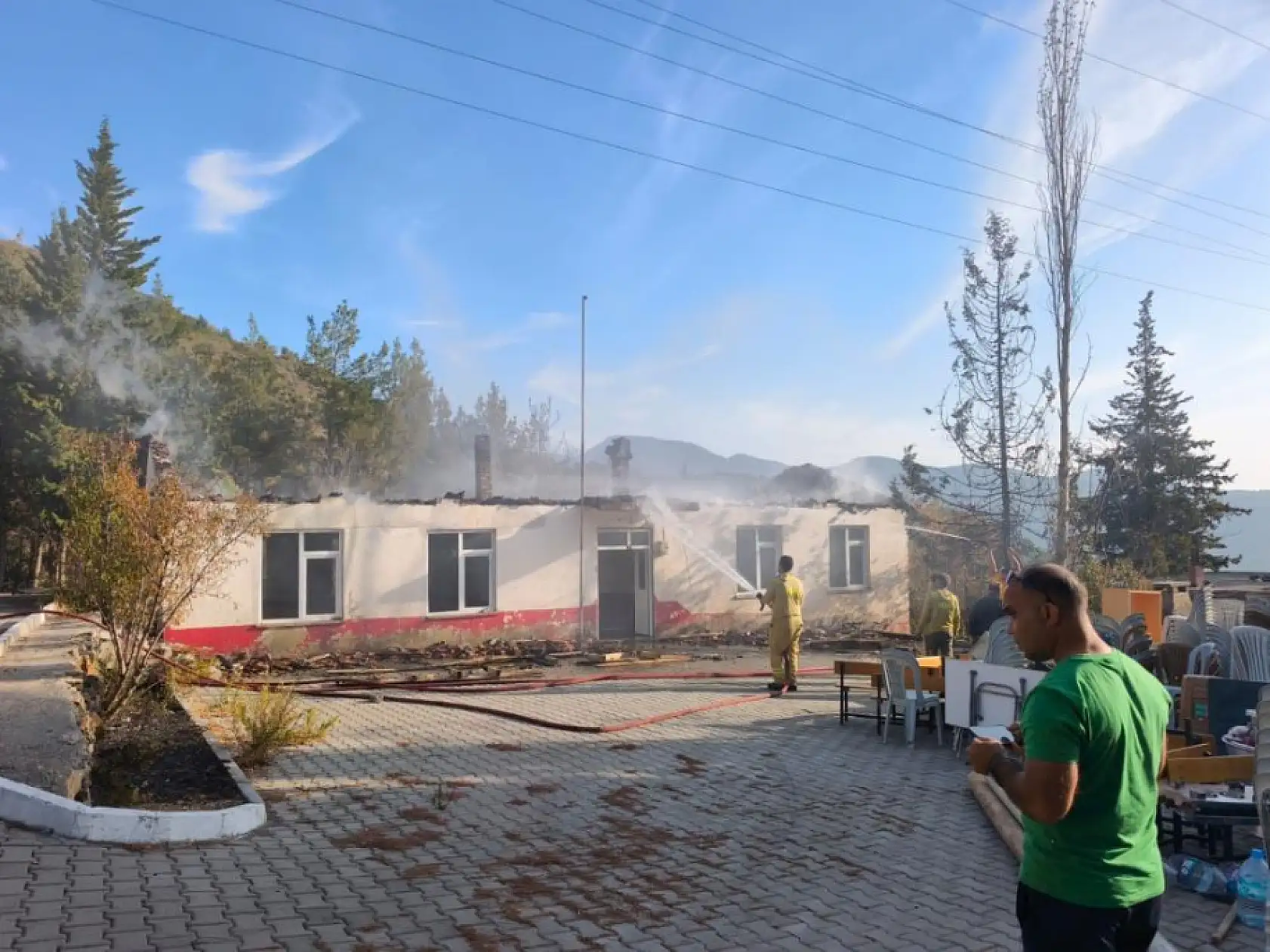 Ormanlık alanda çıkan yangında eski okulun çatısı yandı