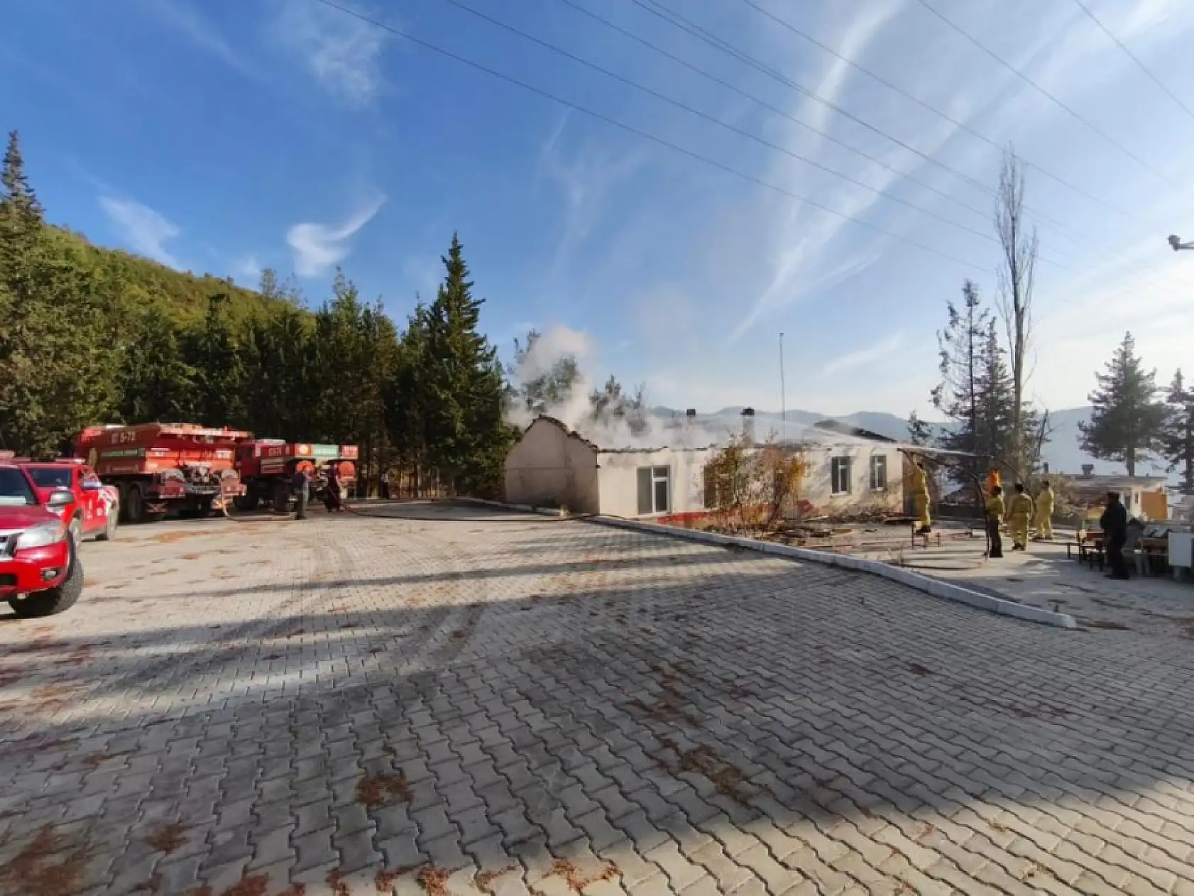 Ormanlık alanda çıkan yangında eski okulun çatısı yandı