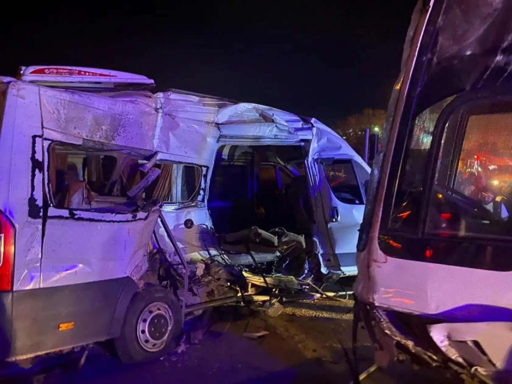 İşçi servisleri çarpıştı: 15 yaralı