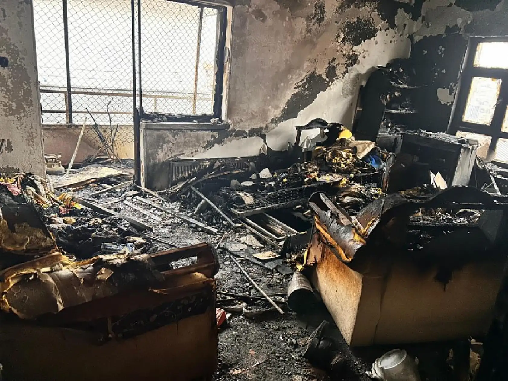 Psikolojik sorunları olduğu iddia edilen kişi evini ateşe verdi, balkona çıkıp izledi