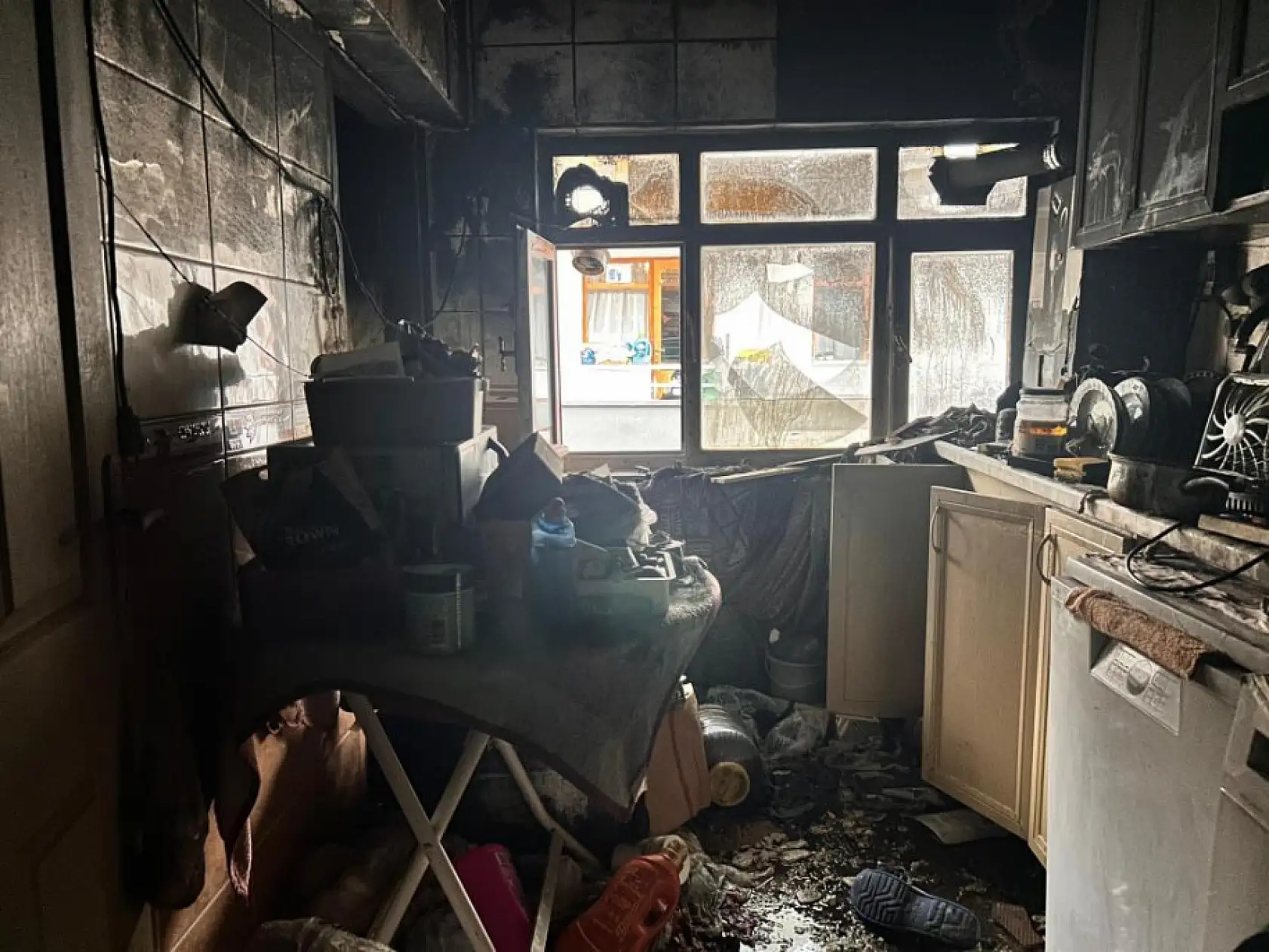 Psikolojik sorunları olduğu iddia edilen kişi evini ateşe verdi, balkona çıkıp izledi