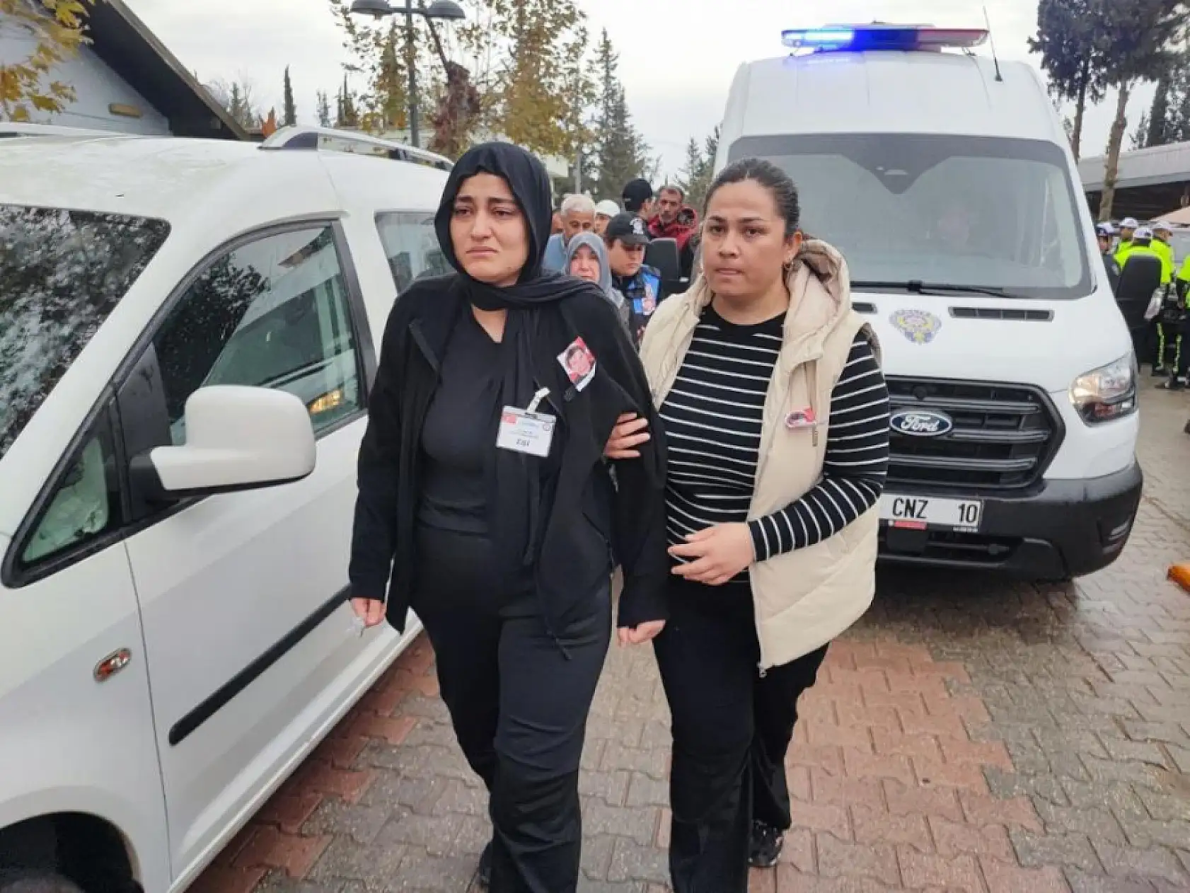 Lösemiye yenik düşen genç polisi 8 aylık kızı üzerinde 'polis' yazan beresiyle uğurladı