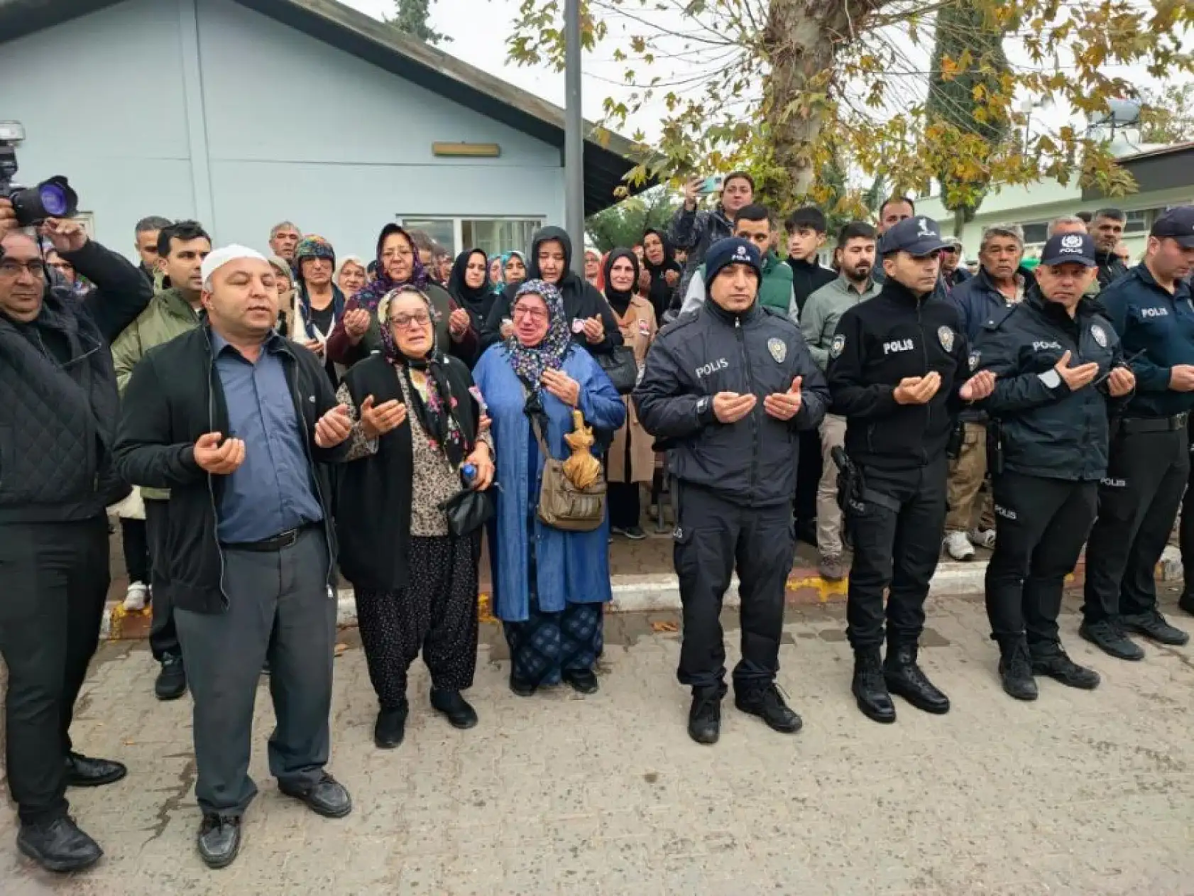 Lösemiye yenik düşen genç polisi 8 aylık kızı üzerinde 'polis' yazan beresiyle uğurladı