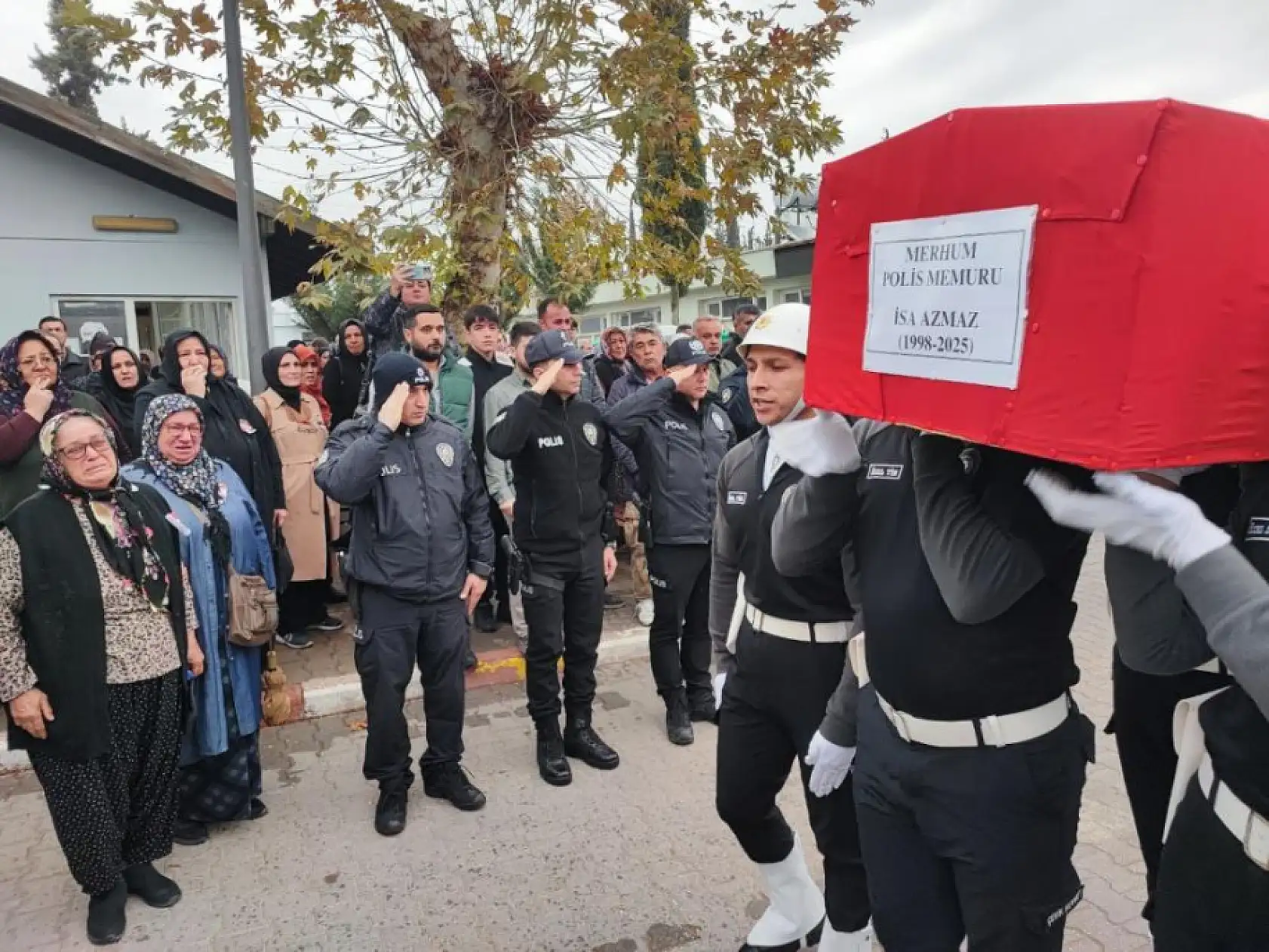Lösemiye yenik düşen genç polisi 8 aylık kızı üzerinde 'polis' yazan beresiyle uğurladı