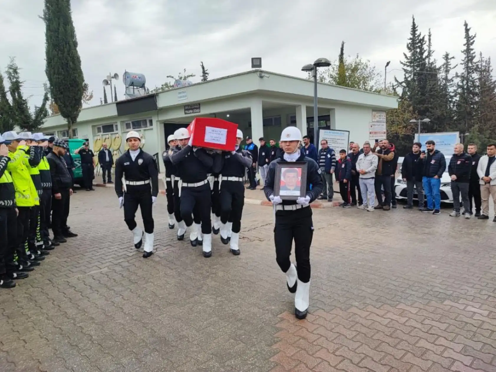 Lösemiye yenik düşen genç polisi 8 aylık kızı üzerinde 'polis' yazan beresiyle uğurladı
