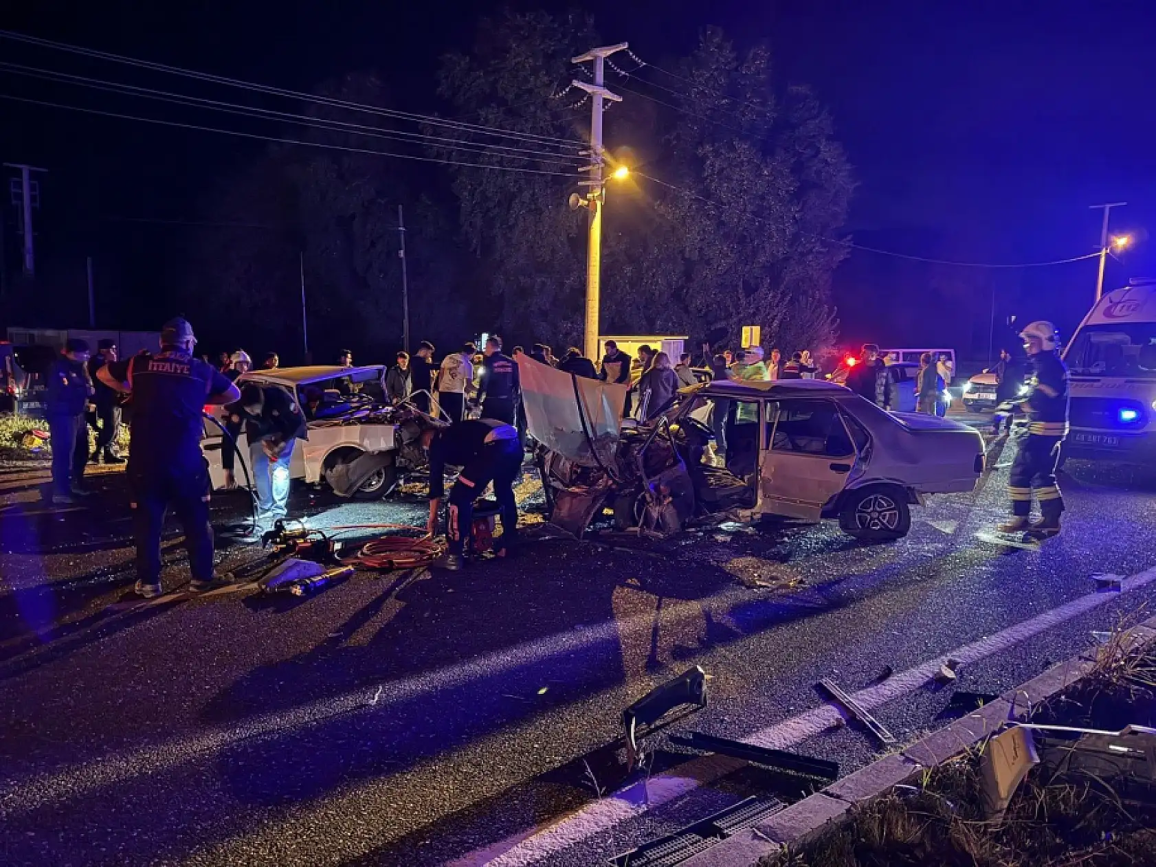 Fethiye-Muğla Karayolu'n da iki araç kafa kafaya çarpıştı: 2'si ağır 3 yaralı