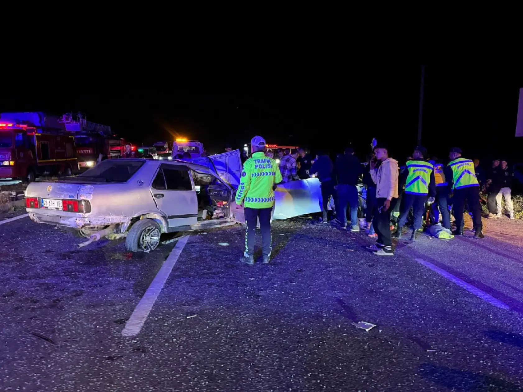 Fethiye-Muğla Karayolu'n da iki araç kafa kafaya çarpıştı: 2'si ağır 3 yaralı