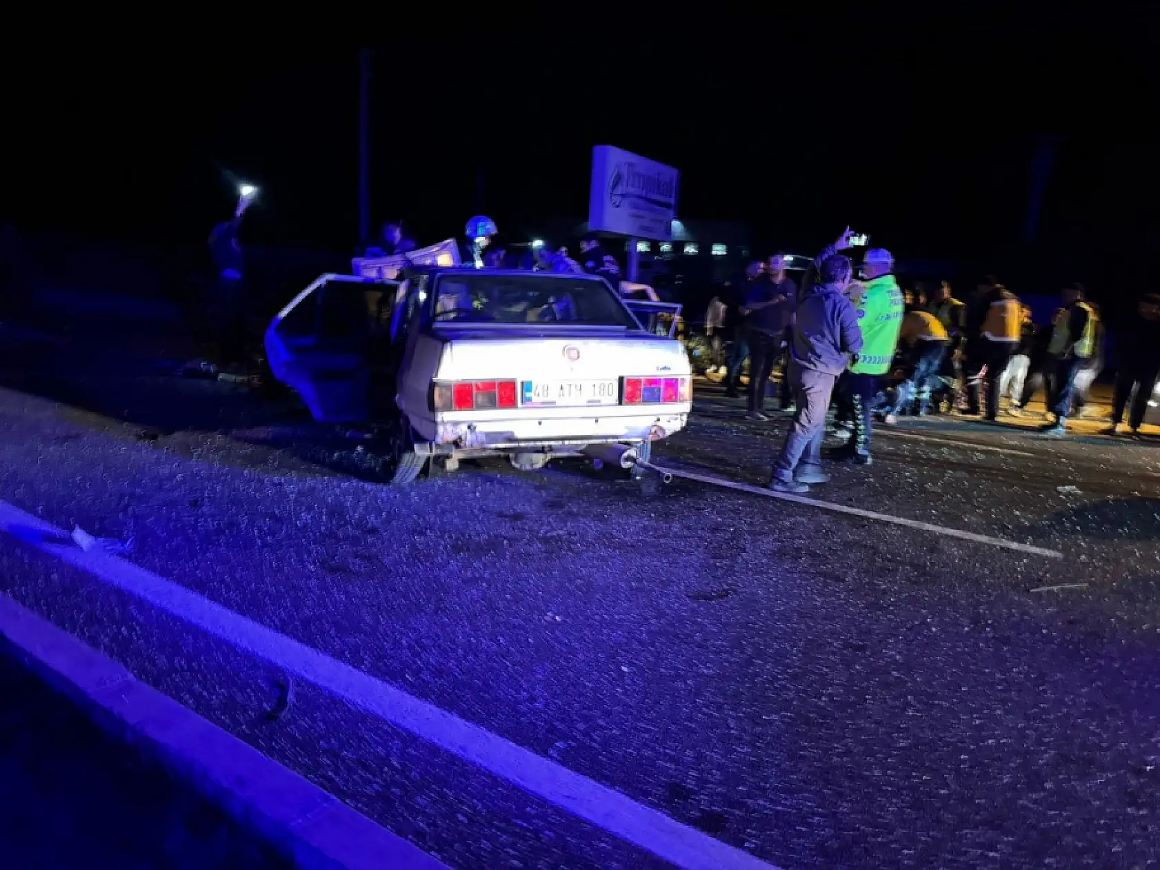 Fethiye-Muğla Karayolu'n da iki araç kafa kafaya çarpıştı: 2'si ağır 3 yaralı