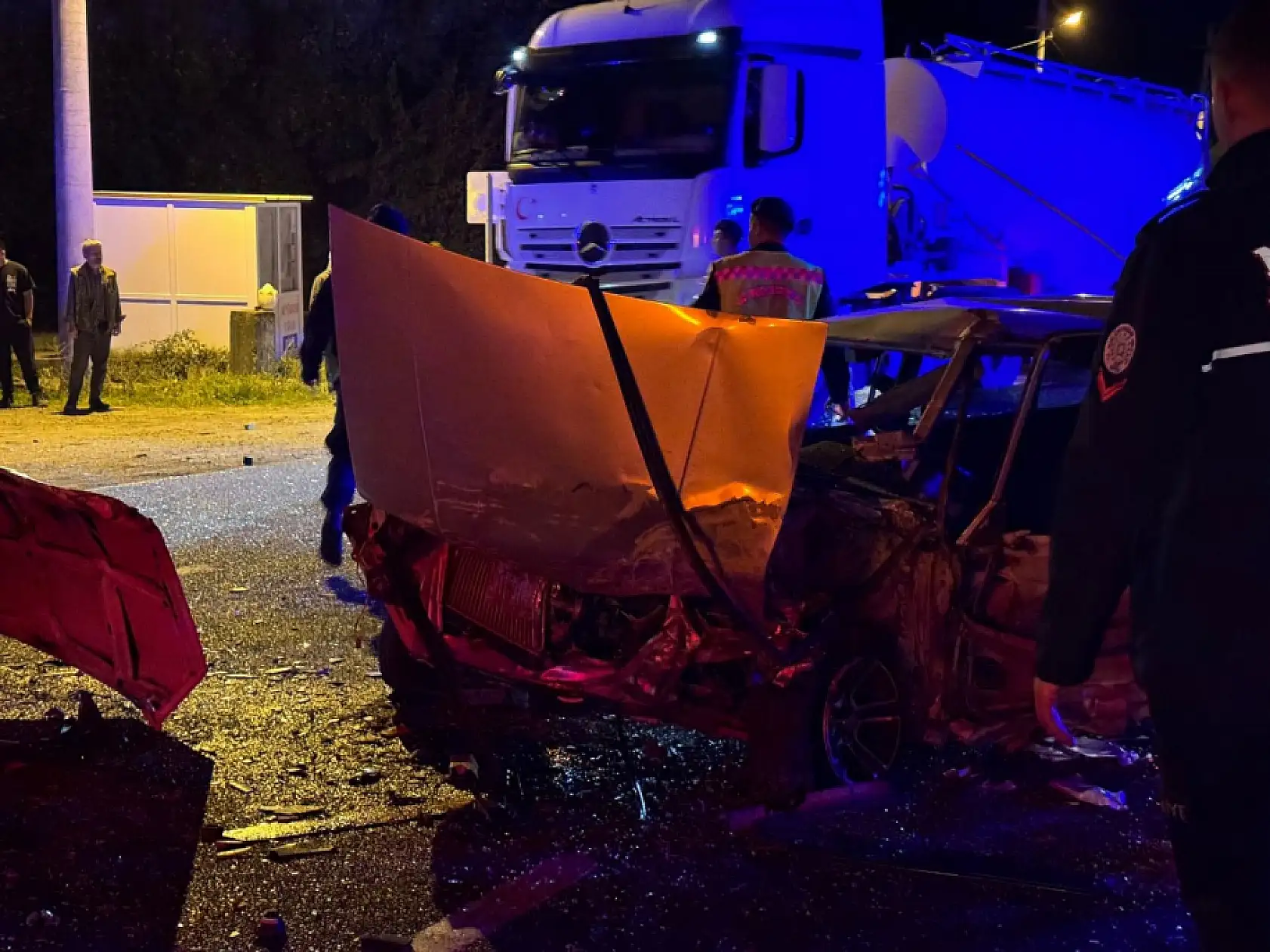 Fethiye-Muğla Karayolu'n da iki araç kafa kafaya çarpıştı: 2'si ağır 3 yaralı