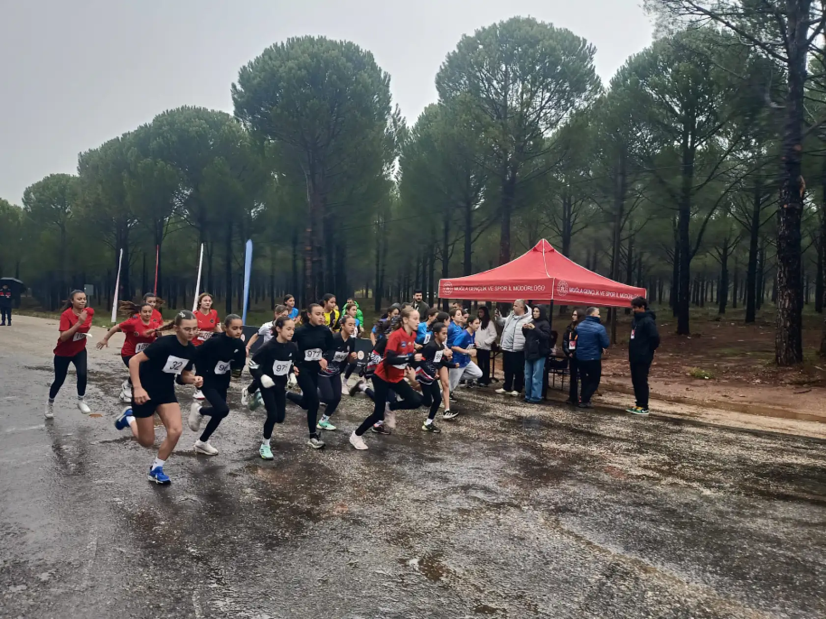 Ula'da okul sporları kros il birinciliğinde 130 sporcu ter döktü