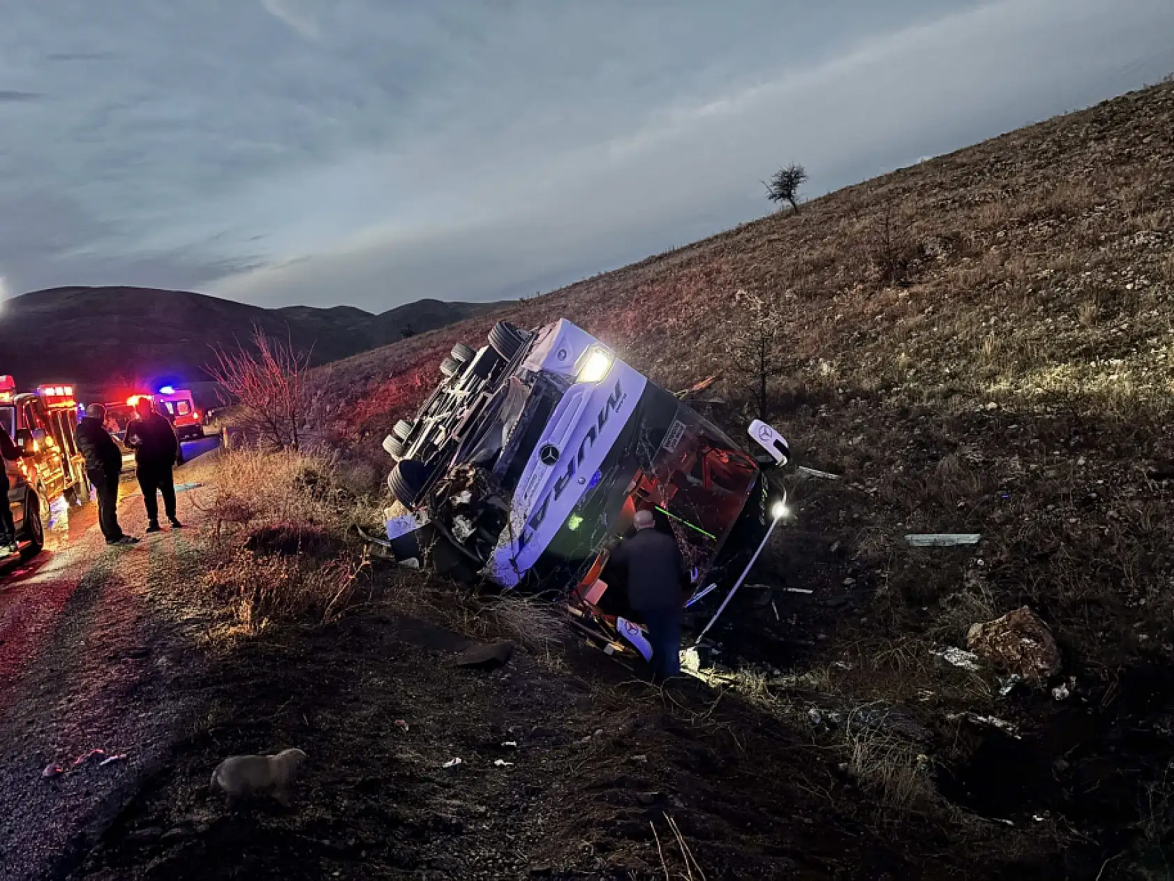 Yolcu otobüsü devrildi: 2 ölü, 21 yaralı