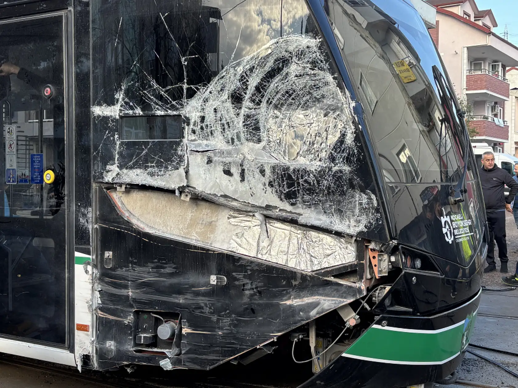 Çöp kamyonu tramvaya çarptı: 3 yaralı