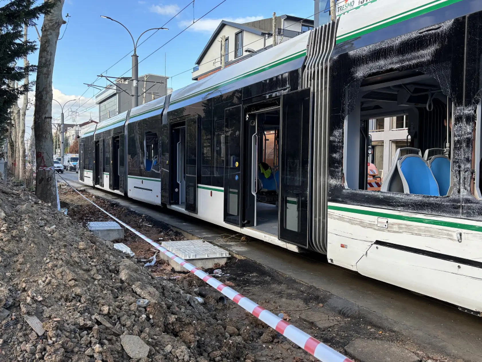 Çöp kamyonu tramvaya çarptı: 3 yaralı