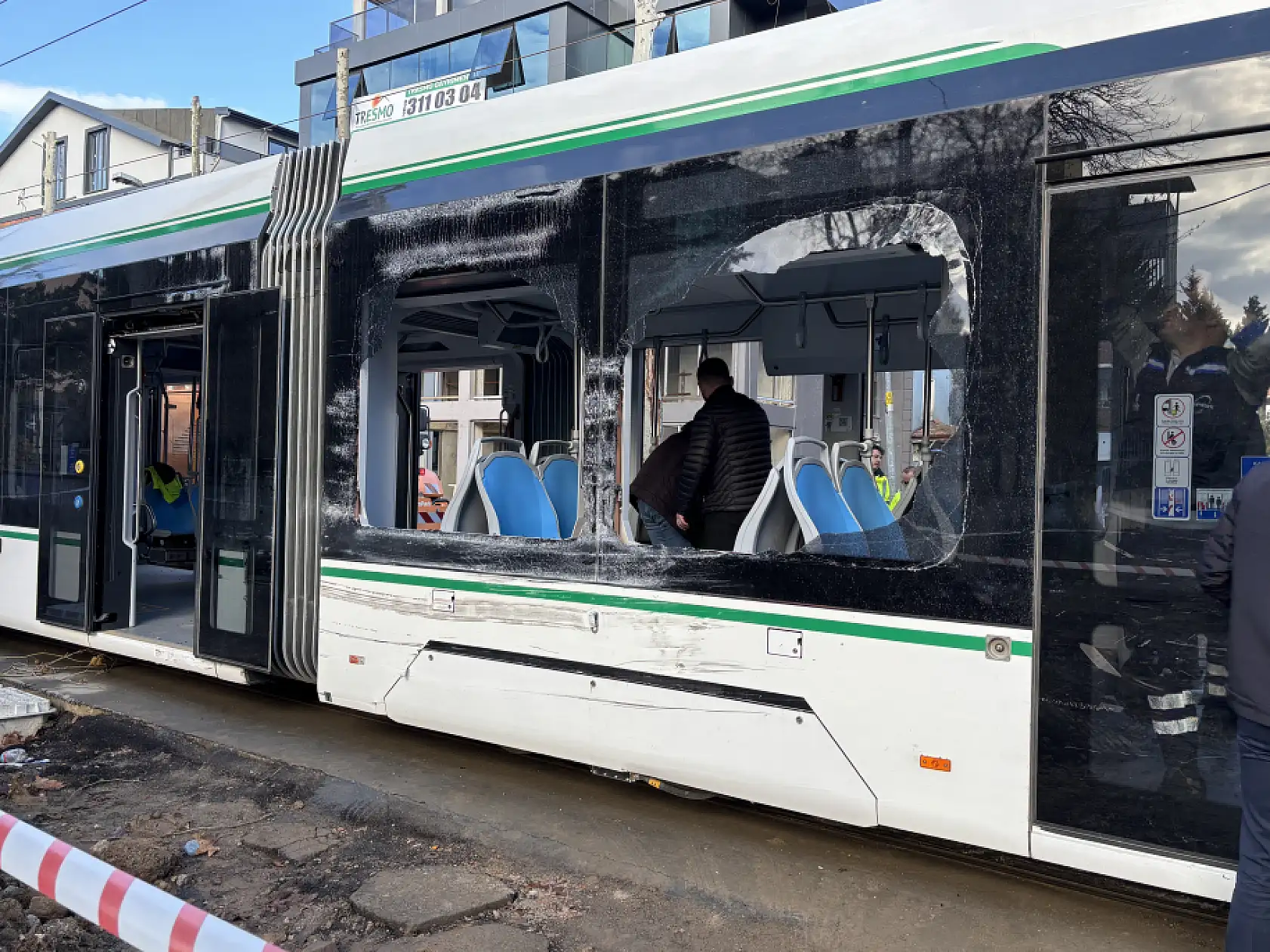 Çöp kamyonu tramvaya çarptı: 3 yaralı