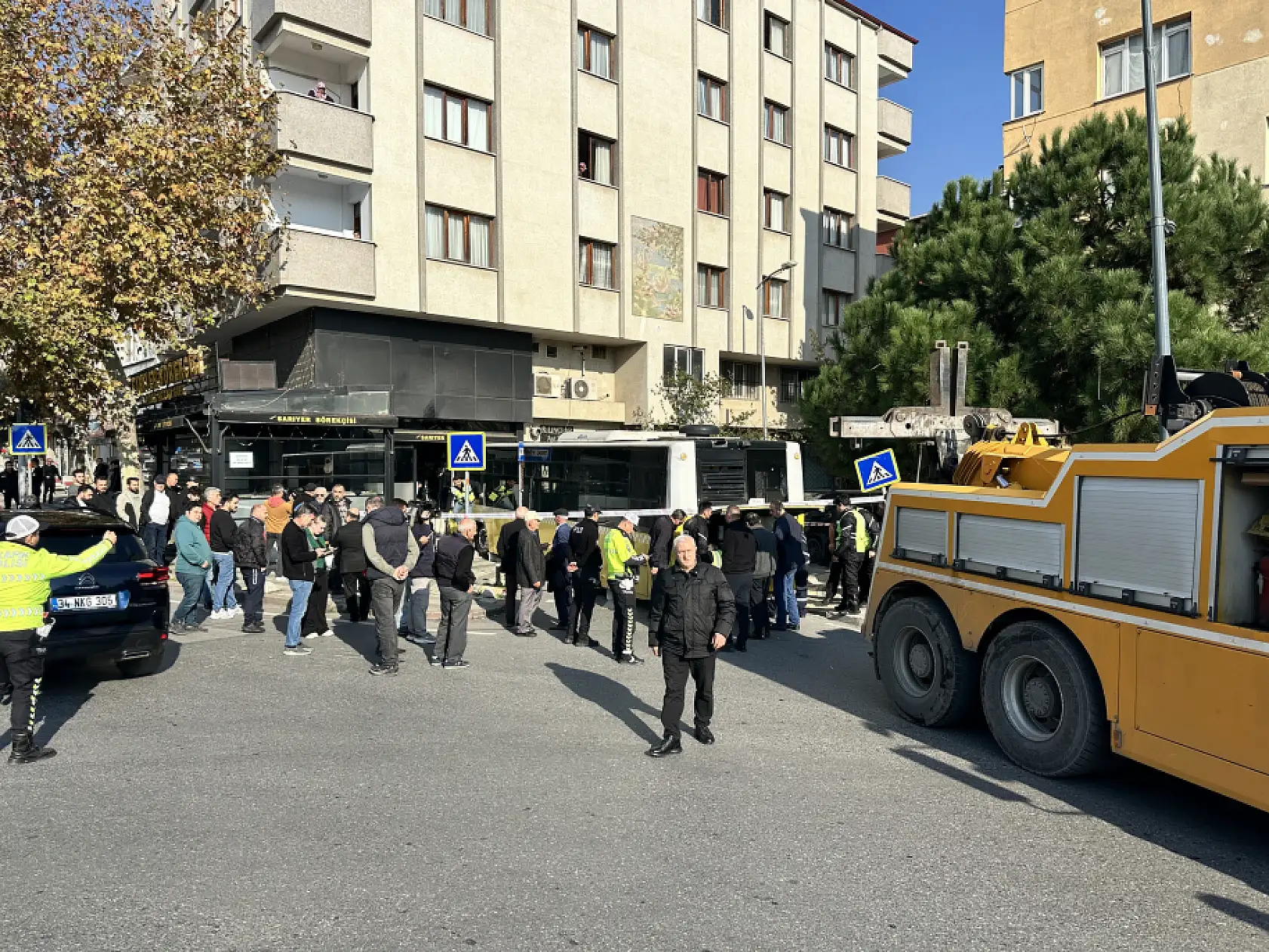 İETT otobüsü börekçiye daldı: 4 yaralı