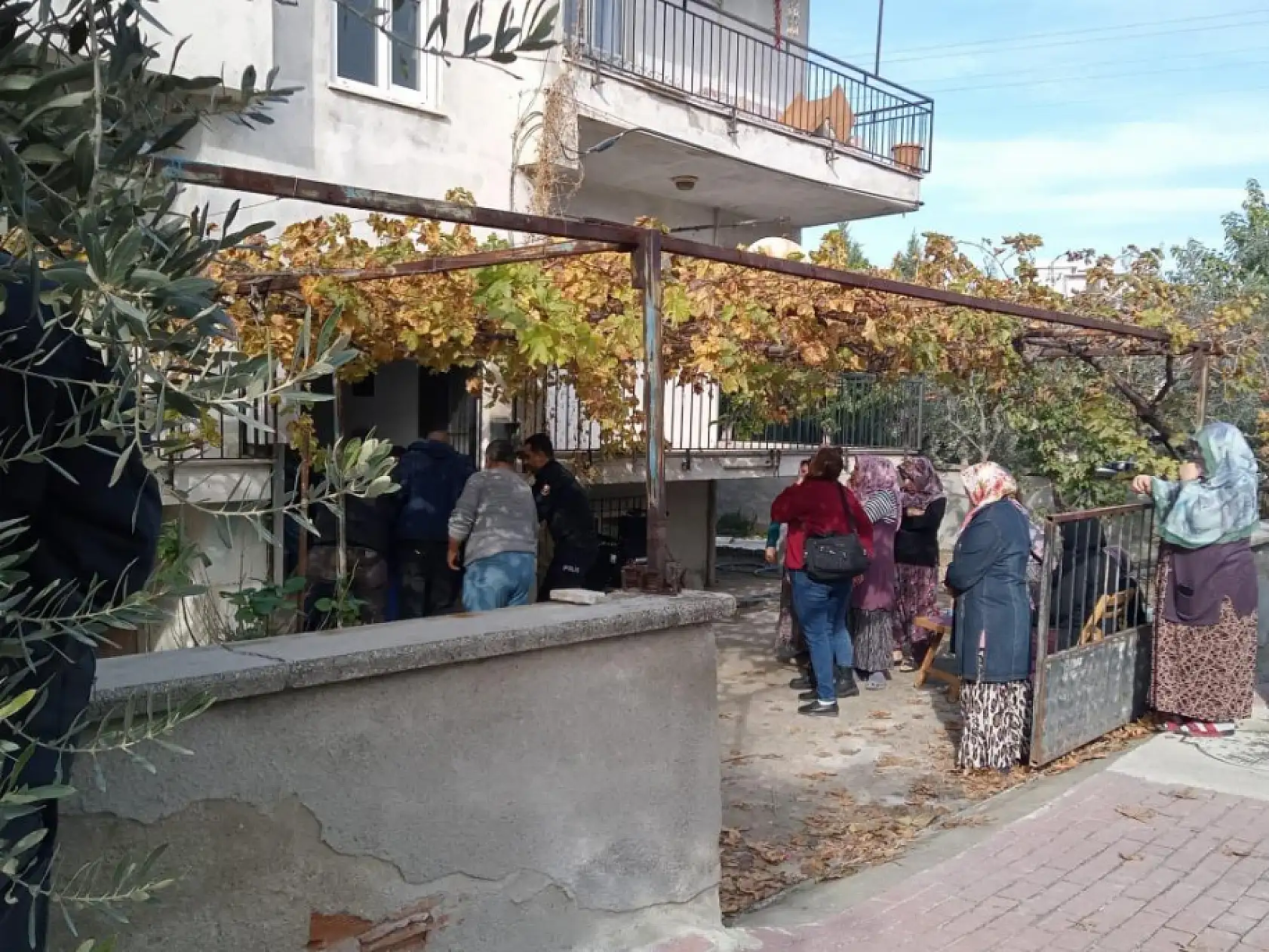 51 yaşındaki adam evinde boğazı kesilmiş halde ölü bulundu