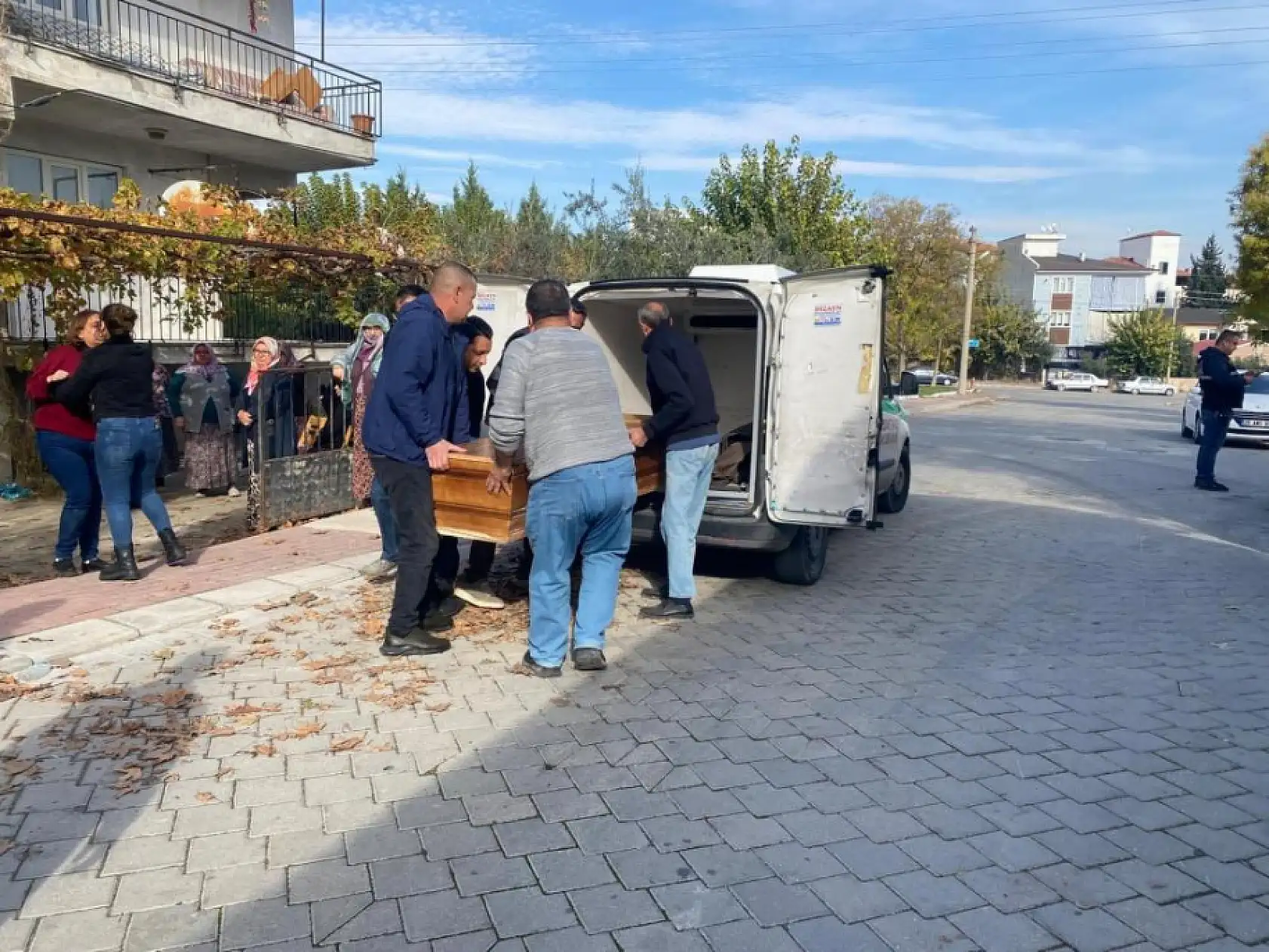 51 yaşındaki adam evinde boğazı kesilmiş halde ölü bulundu