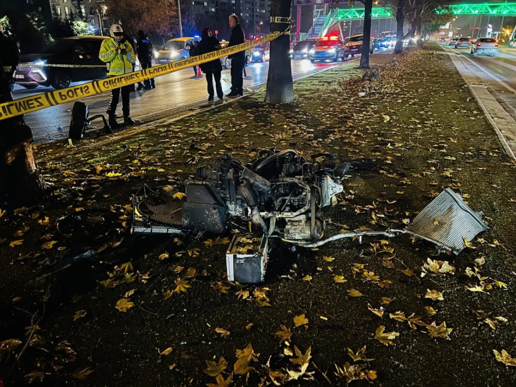 Kontrolden çıkıp ağaca çarpan otomobil alev aldı: 1'i ağır 2 yaralı