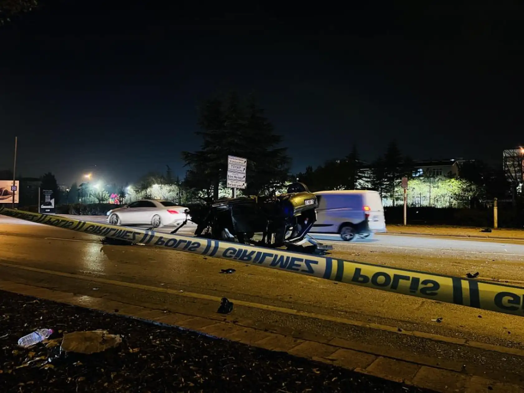 Kontrolden çıkıp ağaca çarpan otomobil alev aldı: 1'i ağır 2 yaralı