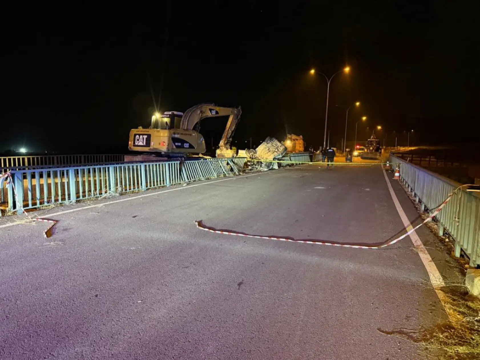 Köprü demirlerine çarpan araç hurdaya döndü: 1 ölü, 3 yaralı