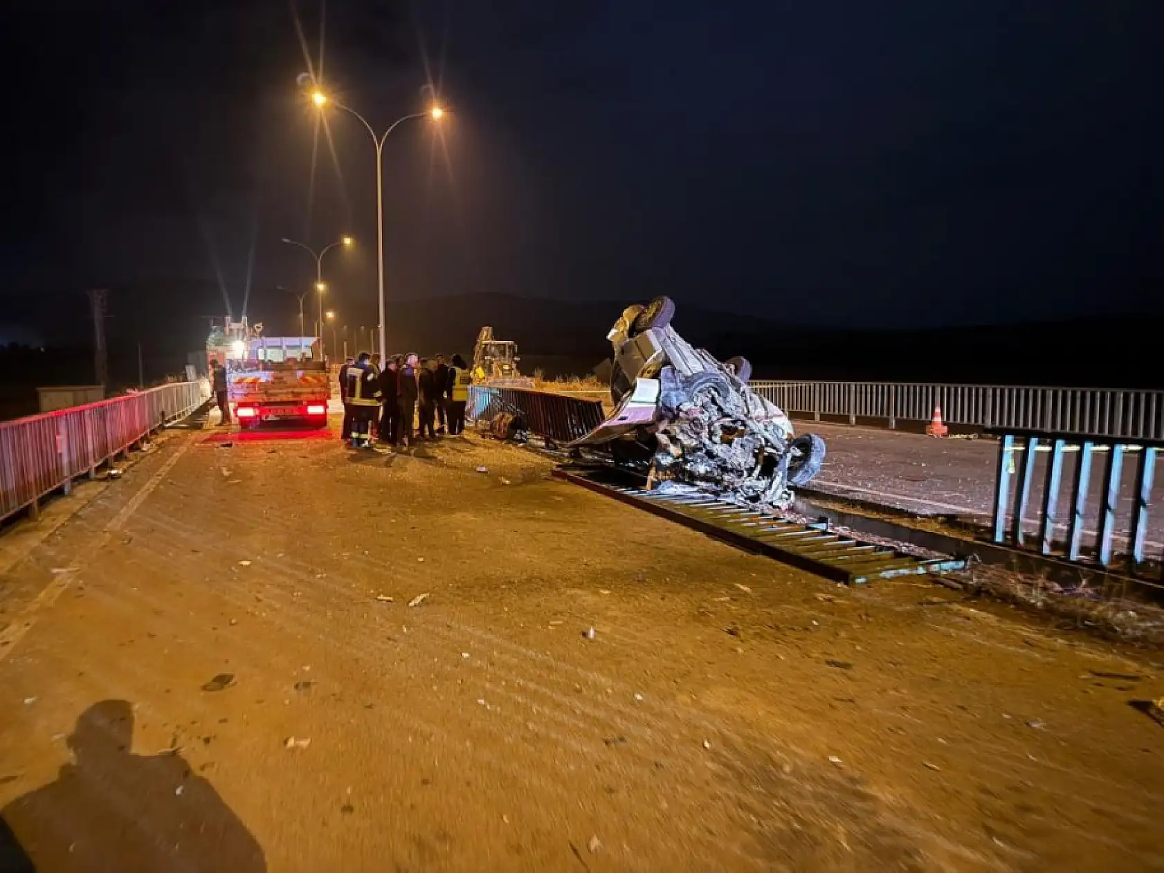 Köprü demirlerine çarpan araç hurdaya döndü: 1 ölü, 3 yaralı