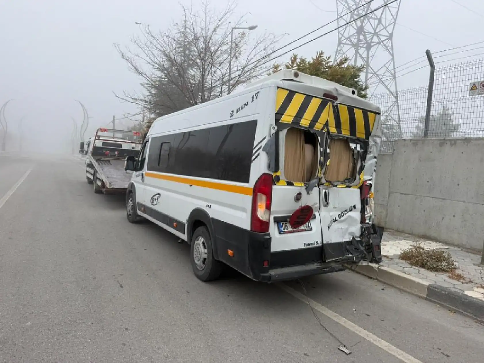 Öğrenci servisi, tır ve hafif ticari aracın karıştığı kazada 20 kişi yaralandı