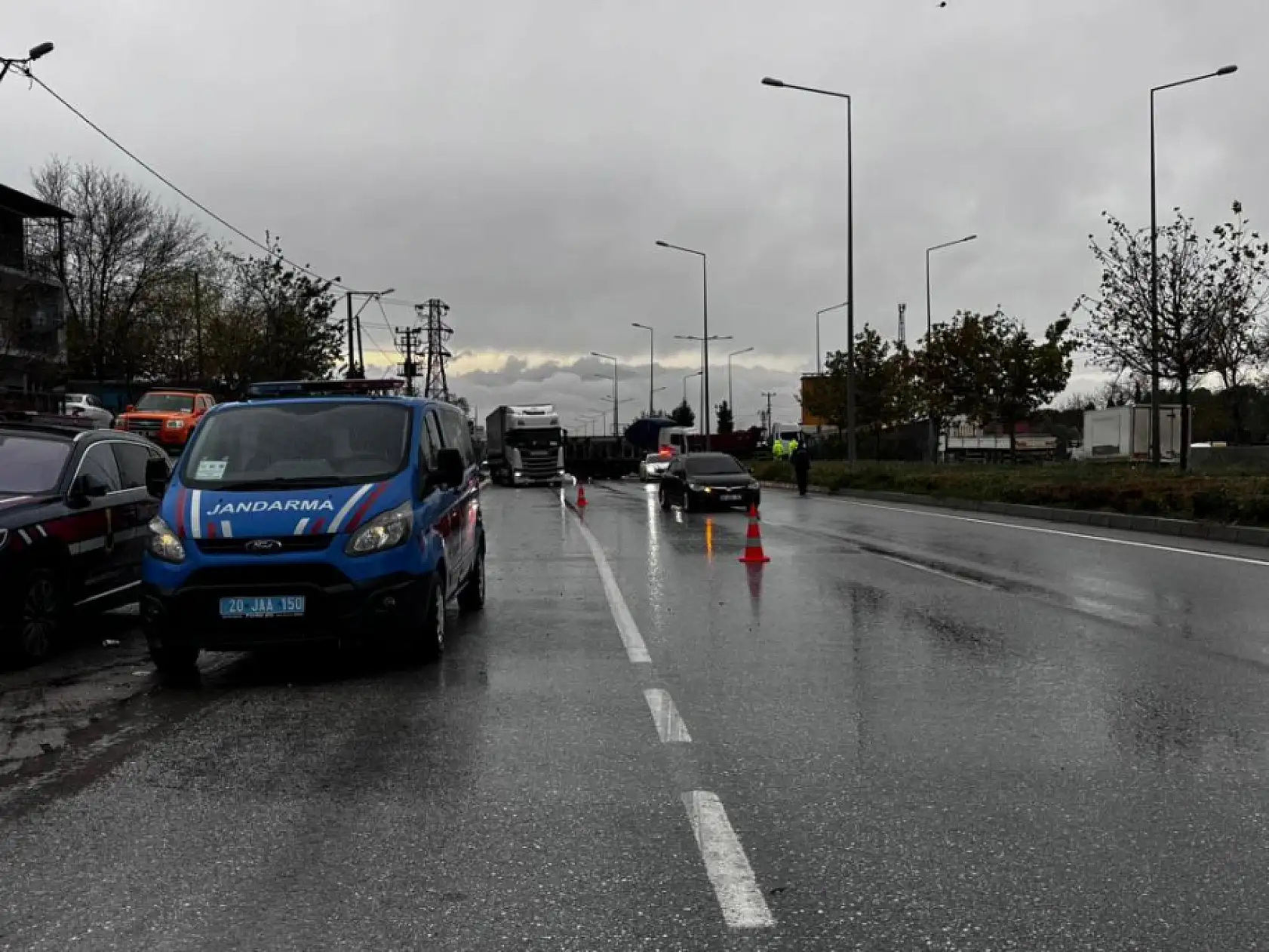 Kamyonun çarptığı hafif ticari araç 50 metre savruldu: 1 ölü, 2 yaralı