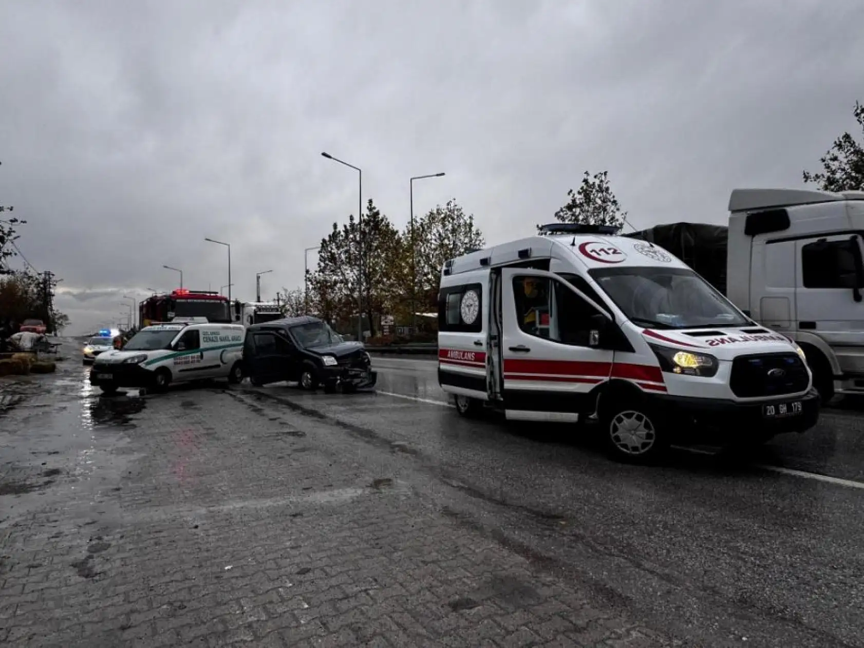 Kamyonun çarptığı hafif ticari araç 50 metre savruldu: 1 ölü, 2 yaralı